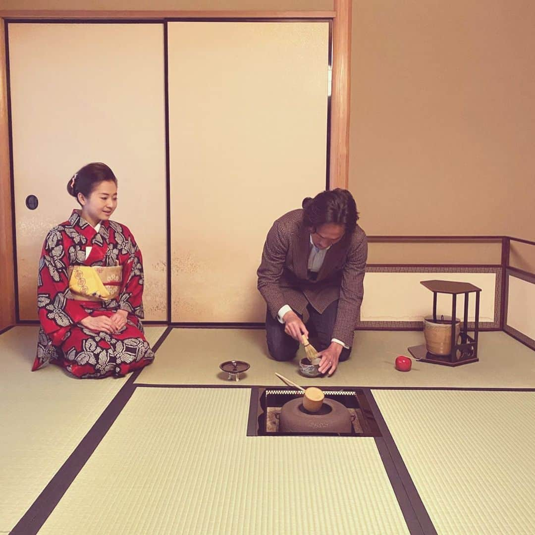 石川直宏さんのインスタグラム写真 - (石川直宏Instagram)「アスリート茶会🍵✨ . 昨年体験し、今回で2回目！！ 今回は名古屋オーシャンズ、フットサル元日本代表で長年キャプテンとして活躍し、現在は株式会社criacao(クリアソン)で躍動中の北原亘くんと🤝 . 亘くんのガッツリ感？と俺の繊細感？がたてたお茶に表れていました😆 . 自分と向き合える時間。 大変結構でした🙇‍♂️ . #アスリート茶会 #茶道 #遠州流 #小堀宗翔 元ラクロス日本代表 #ミストラル @mistral.lax  #山田翔太 トライアスロン #アスリート陶芸家 #北原亘 元フットサル日本代表 #criacao @criacao_shinjuku  #石川直宏」2月5日 13時49分 - sgss.18