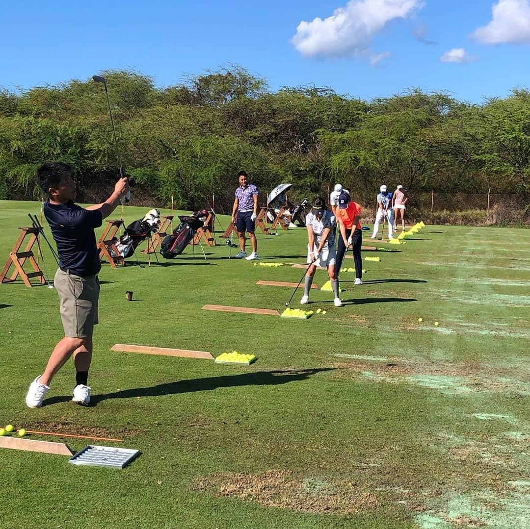 星野英正さんのインスタグラム写真 - (星野英正Instagram)「合宿2日目⛳️🏌️‍♂️ ホテルでトラブルありの😭 大変な初日、2日目😑 👍  練習させて頂いているホアカレC Cでは久しぶりに元光GENJIのかーくん「諸星和己」に会った🤣 楽しくてお茶目だなぁ〜🤪 👍  練習場ではプロばかりが練習😵 色々なプロが来て練習してます‼️ ある意味ツアー会場より凄いかも👍 👉👉👉 #宮本勝昌、#金　庚泰、#朴　ジュンウォン、#上井邦裕、#北川祐生、 #上田桃子、#松森彩夏、#小祝さくら、#山村沙恵、他。 🏌️‍♂️🏌️‍♀️🏌️ 😱😱😱 #ホアカレイ C C #プロゴルファー #男子プロ#女子プロ」2月5日 13時54分 - hidemasa_hoshino