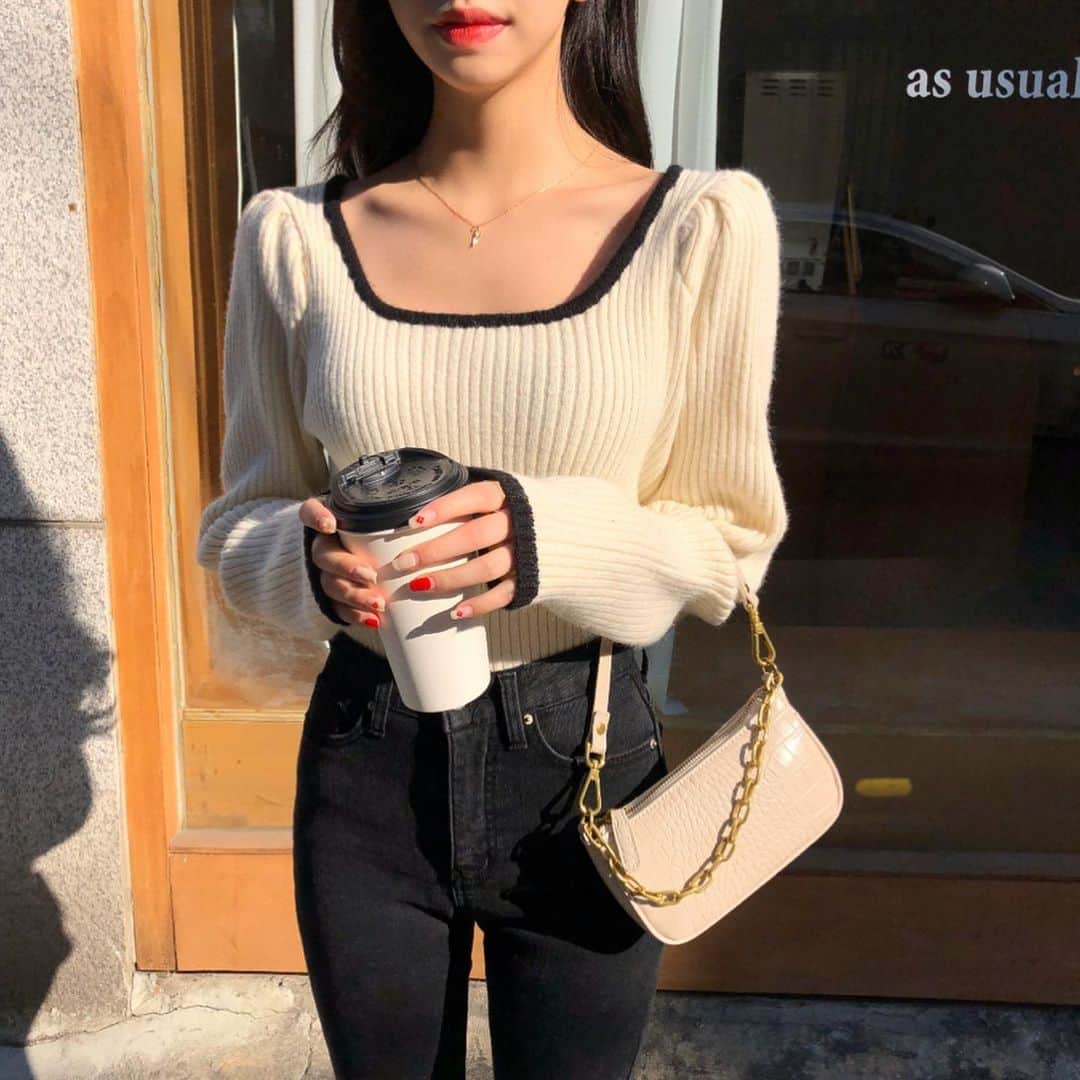 Chuuのインスタグラム：「츄 베스트 오브 베스트 상품은 바로 매력 퍼프 스퀘어넥 라인 knit에요! 데님, 스커트와 모두 잘 어울리는 찰떡 니트랍니다☺️ 어깨 퍼프 디테일로 얼굴은 작아보이고 직각 어깨를 만들어주는 착한 니트👏🏼👏🏼🥰 아이보리>핑크>소라 순으로 인기 많아요💕💕💕」