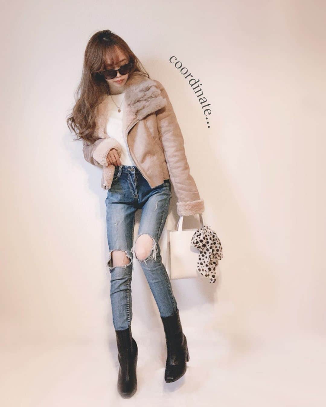 さっぴちゃんのインスタグラム：「... ⑅ 𝐶𝑜𝑜𝑟𝑑𝑖𝑛𝑎𝑡𝑒 ... ... ↳𝑫𝑴✉️お返事 6件❥ . . この前の節分👹 恵方巻きというか、大人用もサーモンと マグロとハムとレタスと〜って 好きなもの巻いて作ったから なんちゃって恵方巻きだったけど❤︎❤︎ なのであかりも同じ物を👶🏼🎀 . . そしてあかりと豆まきしたけど、 鬼のお面かぶったままスマホで 動画撮ってたからあからさまに、 え、いやいや、ママでしょ✋？ みたいにフフっと笑われ全然怖がらず😂 . 悪い子はいねぇかぁ〜！ あ、可愛い子いた〜♡ってふざけたこと 言ってたら、逃げられたよ☺️♡ . そして動画は寝起き頭ふぁさふぁさ😂 . . そしてまいた豆を食べまくってて 次の日も、おやつにお豆をあげたら これが大喜びで😂❤︎新しい発見！！ 節分ありがとう！！！(笑) . . それにしても歳の数の豆を食べるのは かなりしんどかったし、すごく喉乾いて 豆食べるのに疲れたよわたしは😂。 . . 来年はあかりにラムちゃん着せたいなぁ♡ . . ………………………………(♡)……………………………… .」