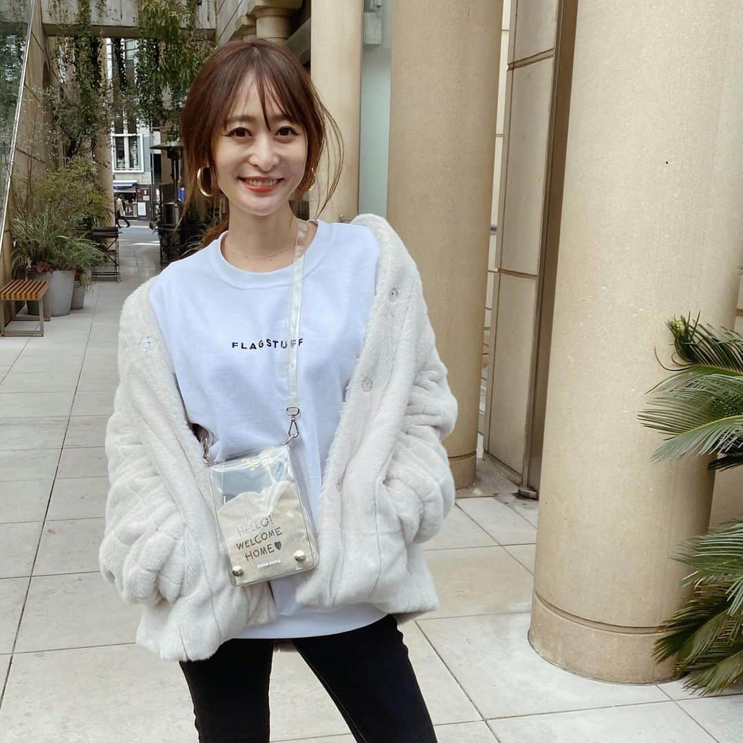 難波礼華のインスタグラム：「くみがいい感じに撮ってくれたけど どうやったら太もも痩せるの🥺 @homeharajuku  明日まつげとネイルの予約空いてるよ💕 新しい白ふわコートお気に入りちゃん💕 👉　@tgy_tokyo」