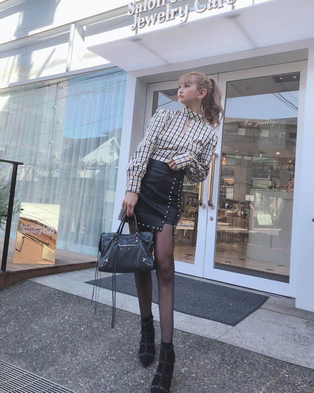 SHIHOさんのインスタグラム写真 - (SHIHOInstagram)「. . cafe code💛💛💛💛 . tops🍑 @selectdays41  skirt🍑 @grl_official  boots🍑 @selectshop_sbp_official  bag🍑 @balenciaga . . . #fashion #fashionista #me #tokyo #japanese #japan #ootd #ootdfashion #selectshop #awfashion #ファッション #コーデ #コーティネート #代官山カフェ #salondelouis #カフェ巡り #おしゃれカフェ #ビジョビ」2月5日 14時17分 - cham_pipi