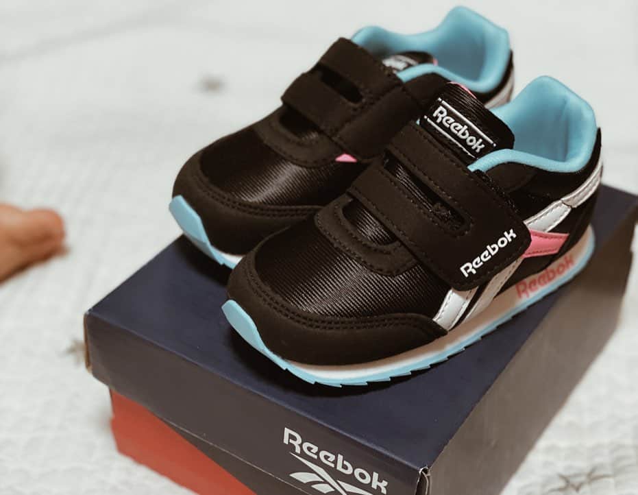 クロさんのインスタグラム写真 - (クロInstagram)「家族で初めてみんなでお揃いのスニーカー👟👱🏻‍♂️👩🏽👶🏼﻿ ﻿ Reebok×Tom & Jerryのスニーカーメッチャ可愛いーーー♩﻿ ﻿ ソールや、中敷、各所デザインのディテールのこだわりがとっても可愛らしくて…詳しくはブログに書きました☺️🙏🏽﻿ 店舗、ネット共に明日より販売スタートします🙆🏽‍♀️﻿ ﻿ Reebokはポンプがほんと大好きで、タニちゃんのスニーカー黒のクールなものも、仲間入りです👏🏽﻿ あぁー早く履かせたいいいいぃ😆👏🏽👏🏽👏🏽﻿ ﻿ #1歳5か月 #親子コーデ #おやこーで #リンクコーデ #親子リンク #スニーカー #tomandjerry #トムアンドジェリー #モデル #tokyo #東京 #可愛い #ありがとう #空 #ファッション #撮影 #コーデ #可愛い #大好き #tokyo #baby #女の子ママ #ママリ#ベビフル #コドモノ #ありがとう #赤ちゃんのいる生活 #mamagirl #ママカメラ #赤ちゃんのいる生活 #親バカ部 #ちびクロdiary ﻿#クロピータニ」2月5日 14時32分 - kuro_risa