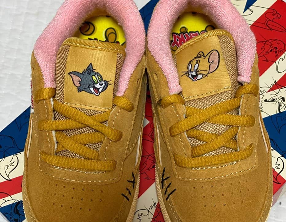 クロさんのインスタグラム写真 - (クロInstagram)「家族で初めてみんなでお揃いのスニーカー👟👱🏻‍♂️👩🏽👶🏼﻿ ﻿ Reebok×Tom & Jerryのスニーカーメッチャ可愛いーーー♩﻿ ﻿ ソールや、中敷、各所デザインのディテールのこだわりがとっても可愛らしくて…詳しくはブログに書きました☺️🙏🏽﻿ 店舗、ネット共に明日より販売スタートします🙆🏽‍♀️﻿ ﻿ Reebokはポンプがほんと大好きで、タニちゃんのスニーカー黒のクールなものも、仲間入りです👏🏽﻿ あぁー早く履かせたいいいいぃ😆👏🏽👏🏽👏🏽﻿ ﻿ #1歳5か月 #親子コーデ #おやこーで #リンクコーデ #親子リンク #スニーカー #tomandjerry #トムアンドジェリー #モデル #tokyo #東京 #可愛い #ありがとう #空 #ファッション #撮影 #コーデ #可愛い #大好き #tokyo #baby #女の子ママ #ママリ#ベビフル #コドモノ #ありがとう #赤ちゃんのいる生活 #mamagirl #ママカメラ #赤ちゃんのいる生活 #親バカ部 #ちびクロdiary ﻿#クロピータニ」2月5日 14時32分 - kuro_risa