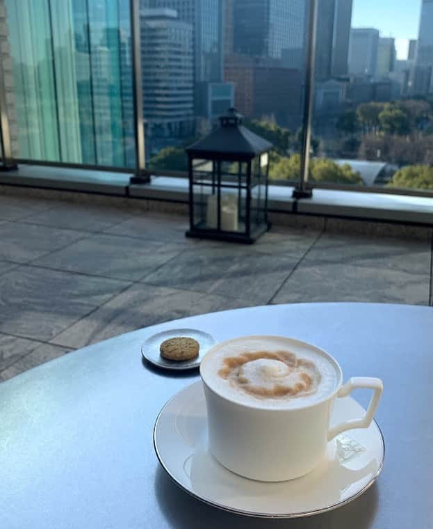 Palace Hotel Tokyo / パレスホテル東京さんのインスタグラム写真 - (Palace Hotel Tokyo / パレスホテル東京Instagram)「晴れた午後には、プリヴェのテラスでコーヒーを。 How about a cup of coffee on the terrace of Lounge Bar Privé?  #ホテルバー #テラス #カフェラテ #コーヒーのある暮らし #自然との調和 #東京の街 #プリヴェ #丸の内 #パレスホテル東京 #hotelbar #hotelterrace #timeforcoffee #caffelatte #harmonywithnature #hotelview #uncommontravel #lhwtraveler #Marunouchi #Prive #LoungeBarPrive #PalaceHotelTokyo」2月5日 14時32分 - palacehoteltokyo