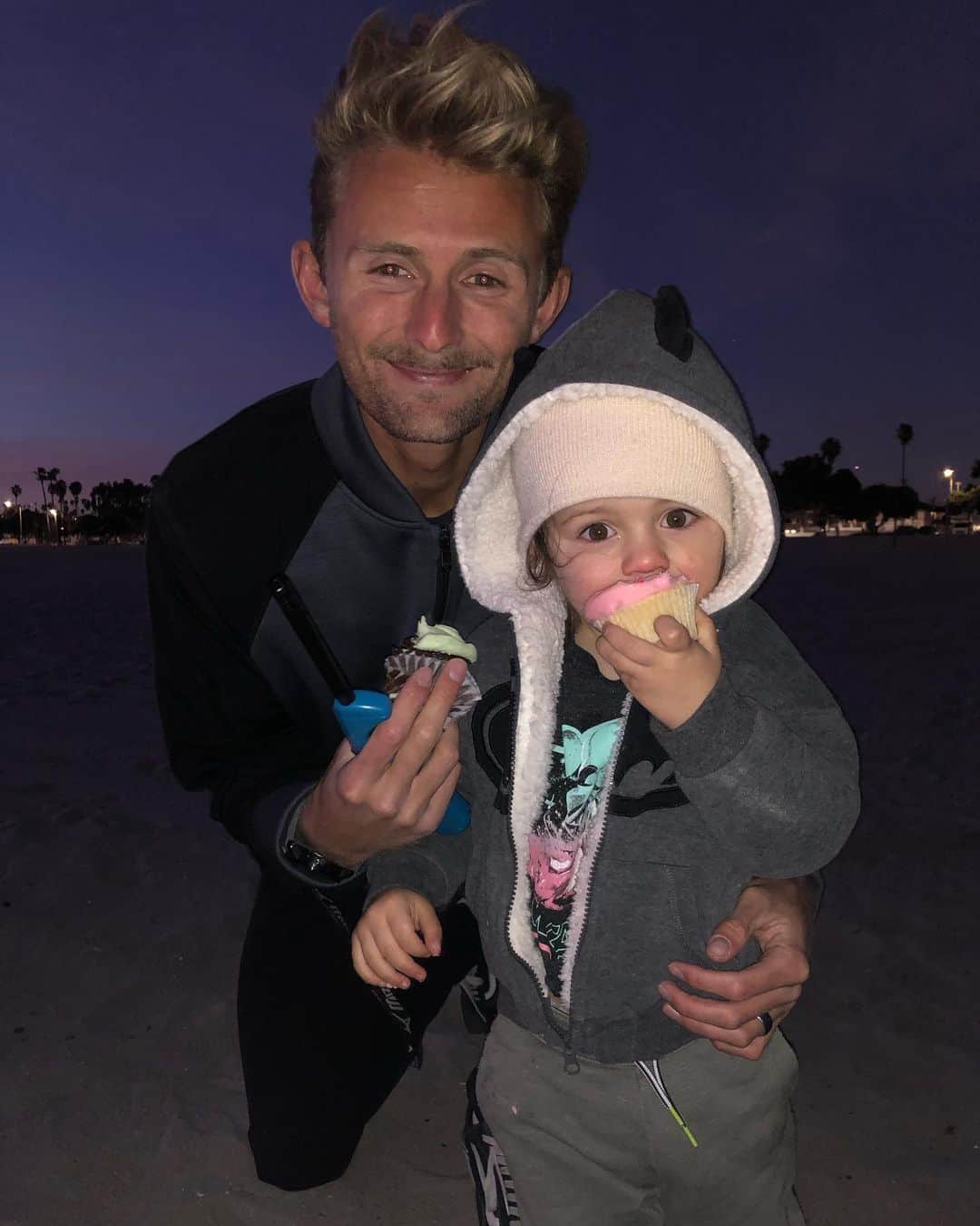 クリスティン・ヒルデブランドのインスタグラム：「Prefacing this with: this is one of those captions I can’t write without crying. It’s a love bomb post for my baby brother, Taylor. He’s 27 today🎂🥳. We met him down at the dog beach just in time for an epic sunset and even though it was too windy to light the damn candle on his cupcakes, we sang (while Rhett preemptively started eating the cupcakes😂) anyway.. . We also let balloons off to honor my momma, because we do that every year on this day, too.. his birthday, her death day. At first it feels heavy, right? Then when you think about it — and if you knew or understood the deep deep love my mom had (still has) for her baby boy — you understand that my mom c h o s e this day when she left 8 years ago, today. And because of her choice, they share something beyond beautiful and so sacred. They share something that honestly, feels far beyond my comprehension 😭❤️. . . . Honoring my infinite love for them both right now —and always. Missing you always momma. Love you more than anything, Tay. Happy birthday❤️❤️❤️. #family @tricchhh」
