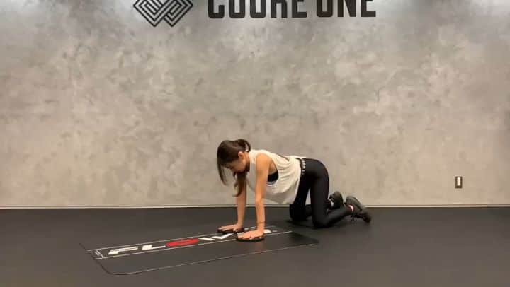 向山志穂のインスタグラム：「@cuoreone でtrainingしているメニューの一部です！  猫背ぎみな姿勢が正される感じ✨ この動きは辛いというよりも気持ちい👏終わった後のスッキリした感じが私は好きです👍  正しい姿勢で正しく動ける身体作りが楽しい！！！ #FLOWIN #cuoreone #training」