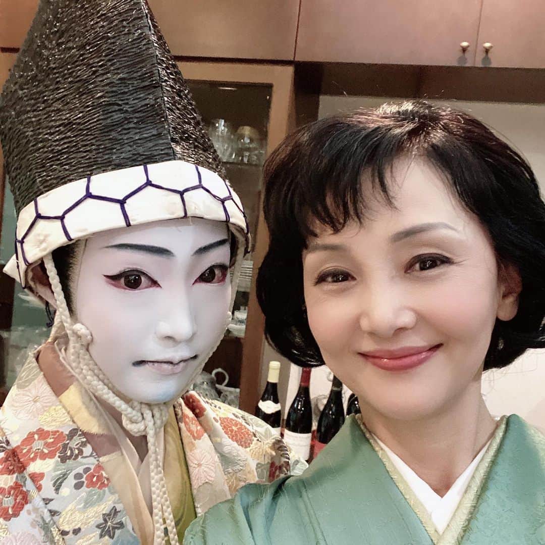 南果歩さんのインスタグラム写真 - (南果歩Instagram)「#節分 は京都 #末富 さんで😊 お化けという文化。 芸妓さん達が色んなものに化けて芸を披露してくれます。 笑って邪気を吹き飛ばし、新年を迎えるという意味だそうです。 お陰様でいっぱい笑って美味しい物頂いて、良い年になりそうです❤️ 祥ちゃん富ちゃんありがとう😊 #京都 #節分お化け #和菓子末富 #着物 #恵方巻 #大人の京都 #南果歩 #kahominami #japaneseactress」2月5日 15時21分 - kaho_minami