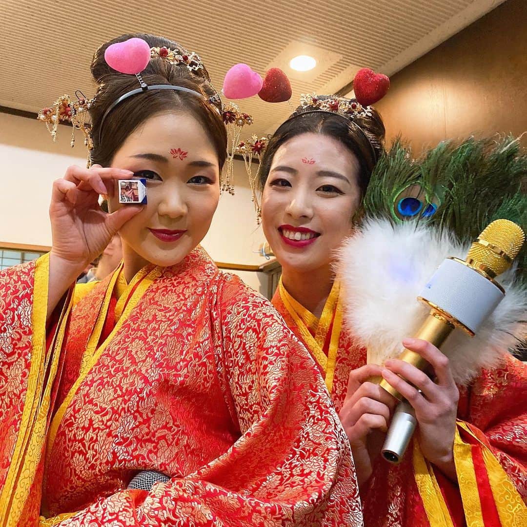 南果歩さんのインスタグラム写真 - (南果歩Instagram)「#節分 は京都 #末富 さんで😊 お化けという文化。 芸妓さん達が色んなものに化けて芸を披露してくれます。 笑って邪気を吹き飛ばし、新年を迎えるという意味だそうです。 お陰様でいっぱい笑って美味しい物頂いて、良い年になりそうです❤️ 祥ちゃん富ちゃんありがとう😊 #京都 #節分お化け #和菓子末富 #着物 #恵方巻 #大人の京都 #南果歩 #kahominami #japaneseactress」2月5日 15時21分 - kaho_minami