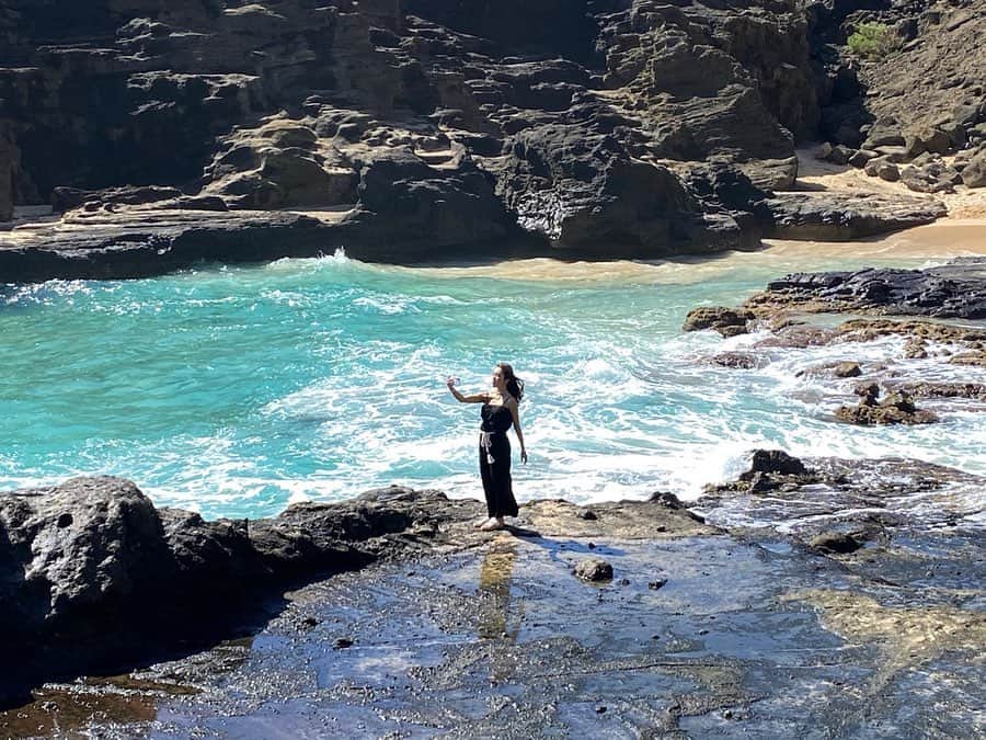 長谷川朋美さんのインスタグラム写真 - (長谷川朋美Instagram)「初めて#エタニティビーチ に行ってきました✨ ・ こちらは#パイレーツオブカリビアン の 撮影でも使われた場所だそうで、絶景‼︎ しかも#洞窟 もあります。 ・ ハワイに来る時、大体1日は @nobbyland_hawaii の#プライベートツアー をお願いして、#オアフ島 内を色々散策に連れて行ってもらいます🌈 ・ 一昨年の私の#ハワイツアー もnobbyさんが ディレクションしてくれました😊 ・ 私のスタッフやお友達たちもハワイに来たら利用していて、みんな大満足だそう💕 ・ #hawaii #ハワイ #eternitybeach #powerspot #healing」2月5日 15時23分 - hasegawa.elena.tomomi
