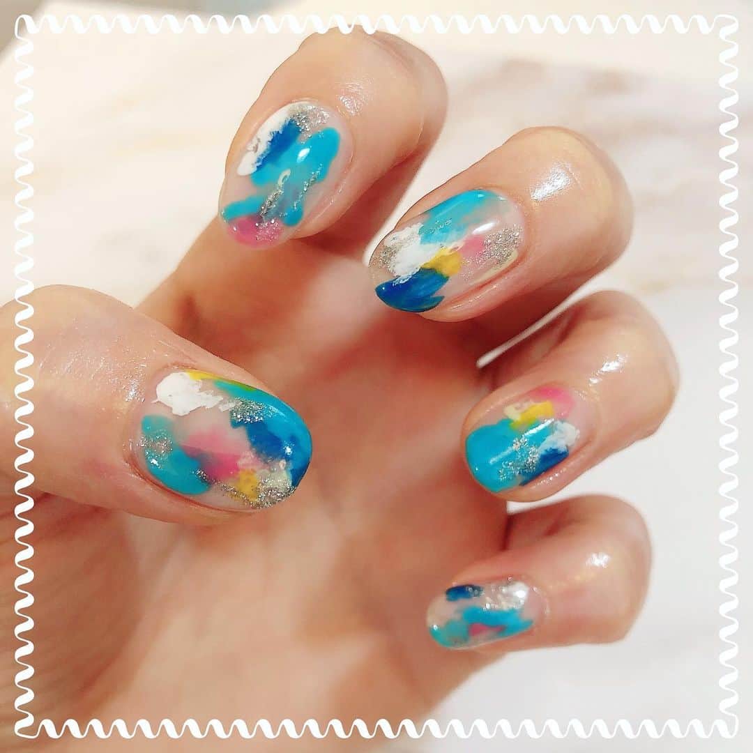 のインスタグラム：「💅 お久しぶりのネイル投稿。  #絵の具ネイル 風に🌷  とてもお気に入りです¨̮*」