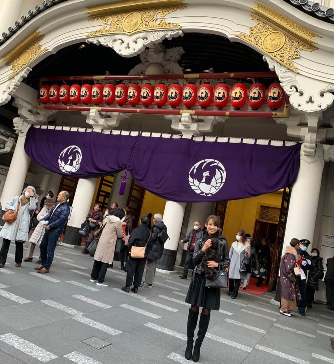 花田美恵子さんのインスタグラム写真 - (花田美恵子Instagram)「25年ぶりに歌舞伎を観に行きました。 子どもたちが大きくなって、私もやっとまた、そんな時間が持てる様になったんだ、って感慨深い1日でした。  #japan #ginza #kabuki  #歌舞伎　#歌舞伎座　#観劇　#二月大歌舞伎 #菅原伝授手習鑑」2月5日 15時52分 - hawaiimieko