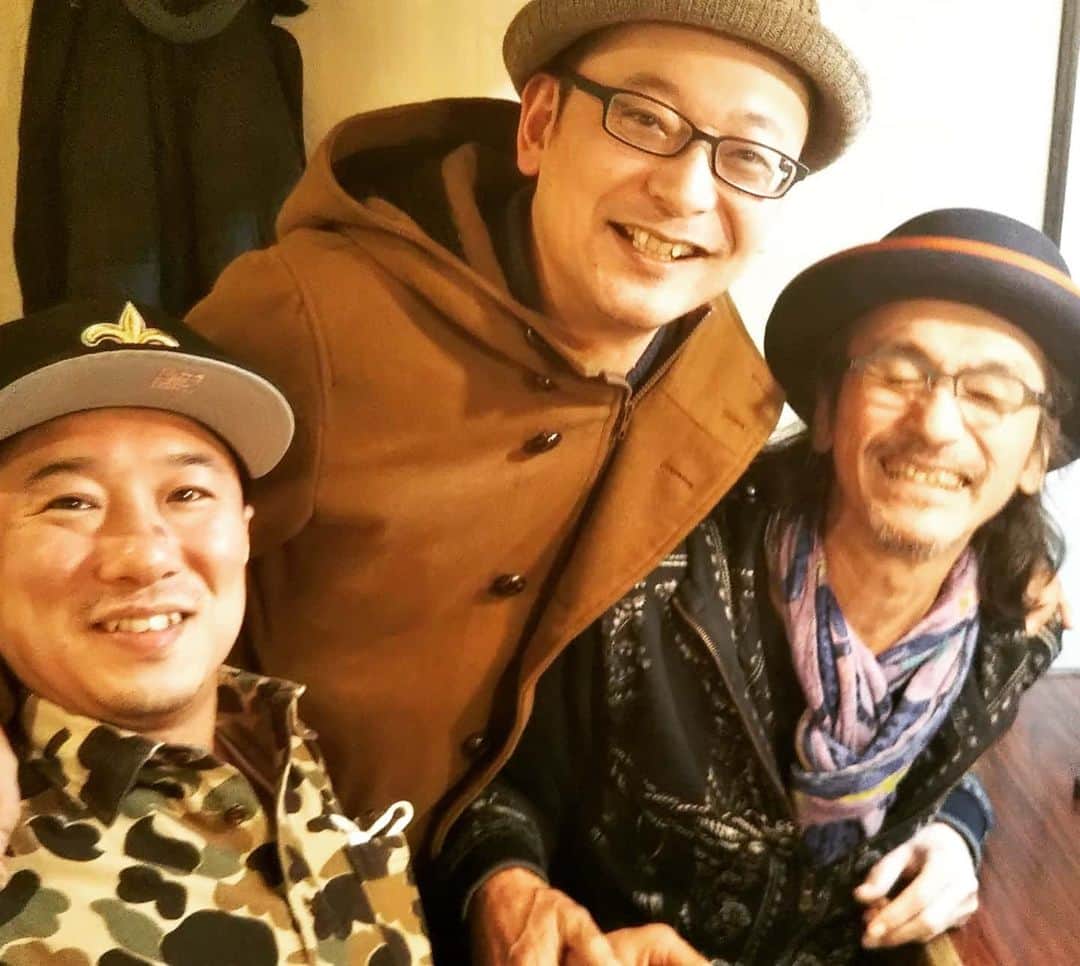 木村おうじ純士さんのインスタグラム写真 - (木村おうじ純士Instagram)「先日はミッチと神戸の老舗ライブハウスであるチキンジョージのオーナー、進（すすむ）兄さんと神戸で飲みました(^o^)v。 進兄さんとは私が以前所属しておりましたブラックボトムブラスバンドがデビューするまえ、心斎橋やなんばでストリートライブをやっている頃からのお付き合い。 知り合ったのが神戸の大震災のちょっとまえで、あれからもう26年も経っています。 そのときのバンドメンバーはまだ二十歳前後の若僧、若さゆえ未熟ながらも演奏に勢いがあって、ストリートライブでお客さんをたくさん集めて、さあこれから盛り上がるぞ！というときに警察が出現、ライブの許可なんぞ取っていないので急に演奏を止められたときに、先陣を切って警察にヤジを飛ばしてくれたのが進さんでした(笑)。 残念ながらそのままライブは中止となりガッカリしておったのですが、回りのお客さんも、おー、やらしたれよー、何で止めんねんボケーと、その国家権力へのヤジに大いに励まされたのが昨日のことのように覚えております。 それが進さんとの初対面でした。そのときはエラいガラの悪いおっさんおるなあと思いましたが(笑)。でもめちゃくちゃ嬉しかったなあ。 その進さんもなんと今年でもう還暦！あの頃出会った大人は今の僕より年下やったなんて未だに信じられません。昔の大人って随分大人でしたよね(笑)。 短い時間ではありましたが、神戸で昔のはなしがたくさん出来てほんま楽しかったです。 進さん、これからもいつまでもずーっとお元気で。またあの頃みたいにアホなことたくさんやりましょうね(^o^)v。」2月5日 16時17分 - junjioji