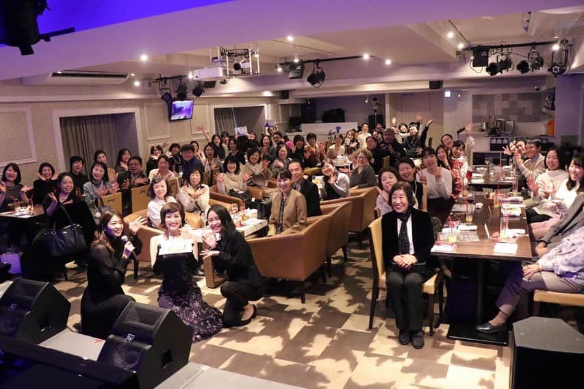 優ひかるのインスタグラム：「だいぶ時差投稿ですが…﻿ 1月中旬に『彩花まりバースデーライブ』﻿ に行ってきました✨✨﻿ ﻿ 実はサプライズをしたくてスタッフさん達と﻿ 打ち合わせをして、ケーキを持って、﻿ バースデーソングを歌いながら乱入しました…笑﻿ ﻿ 彩花さんの驚いた顔を想像しながら﻿ ずっとニヤニヤしながらライブを観てました✨﻿ ﻿ 相変わらずの高音も低音も操る﻿ 彩花氏の歌声…この人の可能性無限大♾﻿ そう感じずにはいられない時間でした✨✨﻿ ﻿ ピアニストの古屋沙樹さんの演奏も✨﻿ ふるやんの演奏のファンである私…﻿ オルゴール館でのイベントでも弾いてくださって﻿ すっかり仲良くなってしまいました‼️﻿ ﻿ バースデーソングも﻿ ふるやんのアレンジがカッコ良すぎて﻿ 『私歌っていいの？ぶち壊してない？』﻿ と思いましたが、無事サプライズが成功✨﻿ ﻿ ライブにいらした皆さんと﻿ しおりの希望により写真撮影📸﻿ 彩花まり氏の歌声にはα波が出ているのか… 皆さんライブ後の方がお顔が晴れやかだったのを 私は見逃しませんでした✨✨ ﻿ 皆さんと一緒に 素敵なライブ会場で幸せな時間を過ごしました！﻿ ﻿ 実は﻿ 7月5日日曜日の夜に東京で﻿ とあるイベントを計画中！﻿ ぜひ皆様予定空けておいて下さい✨✨﻿ ﻿ まだ詳細はお伝えできないのですが、 しっかりと告知しますのでしばしお待ちを‼️﻿ ﻿ #彩花まり#ライブ﻿ #銀座#ラウンジゼロ#宙組#歌姫﻿ #古屋沙樹さん#ピアニスト#バースデーライブ」