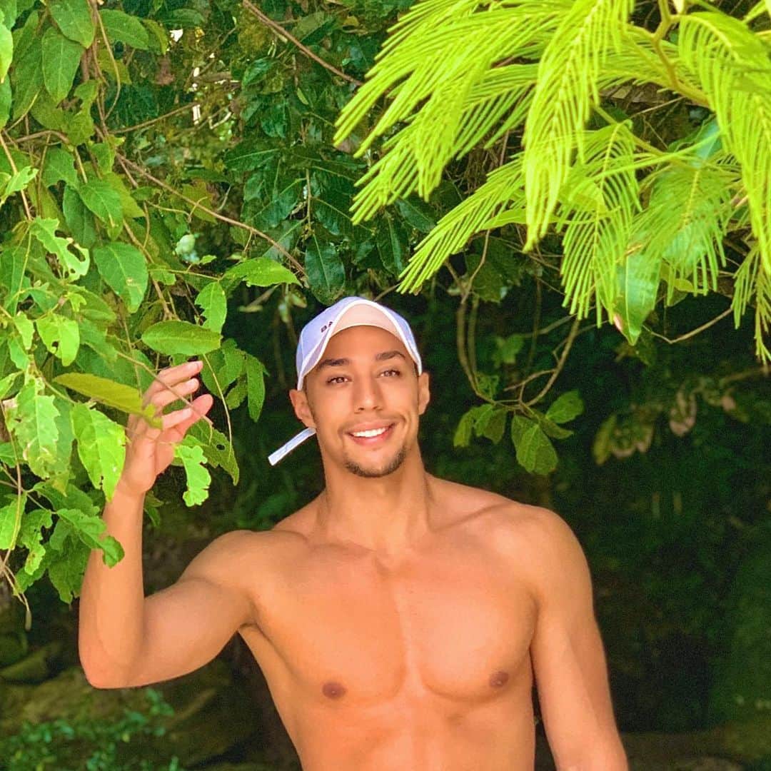 當間ローズのインスタグラム：「Tarzan em Angra kkkkk 🇧🇷 ターザン風🤣  #Angrasdosreis #Angras #當間ローズ  #ラテン  #ハーフ  #モデル #湖西市 #toumarose #singer #Artist #camera #Model #Tokyo #japan #Brazilian #brasil  #japanese #italian #fashion #fitness #muscle #body #workout #asian #sexy」