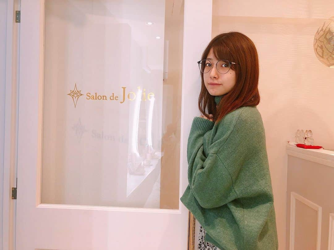 芦原優愛さんのインスタグラム写真 - (芦原優愛Instagram)「. 先日、初めて @salondejolie_roppongi  さんへ行きました！ . ウルセラハイフ初体験！ やった直後から顔がシュッとしたのが実感出来ましたし、ここからさらに2週間ほどで老廃物が排出されて効果が現れるそうです！ . ウルセラハイフって…なんか名前のニュアンスから痛そうなイメージあったけど笑 全然痛くもなく、気付けば寝てた。笑 . 2週間空いたらまた出来るとのことなので、また行きます！ . #六本木  #乃木坂 #エステ #ウルセラハイフ #居心地の良いエステサロン  #女子必見 #ででーーーん」2月5日 16時30分 - yua_ashihara_official