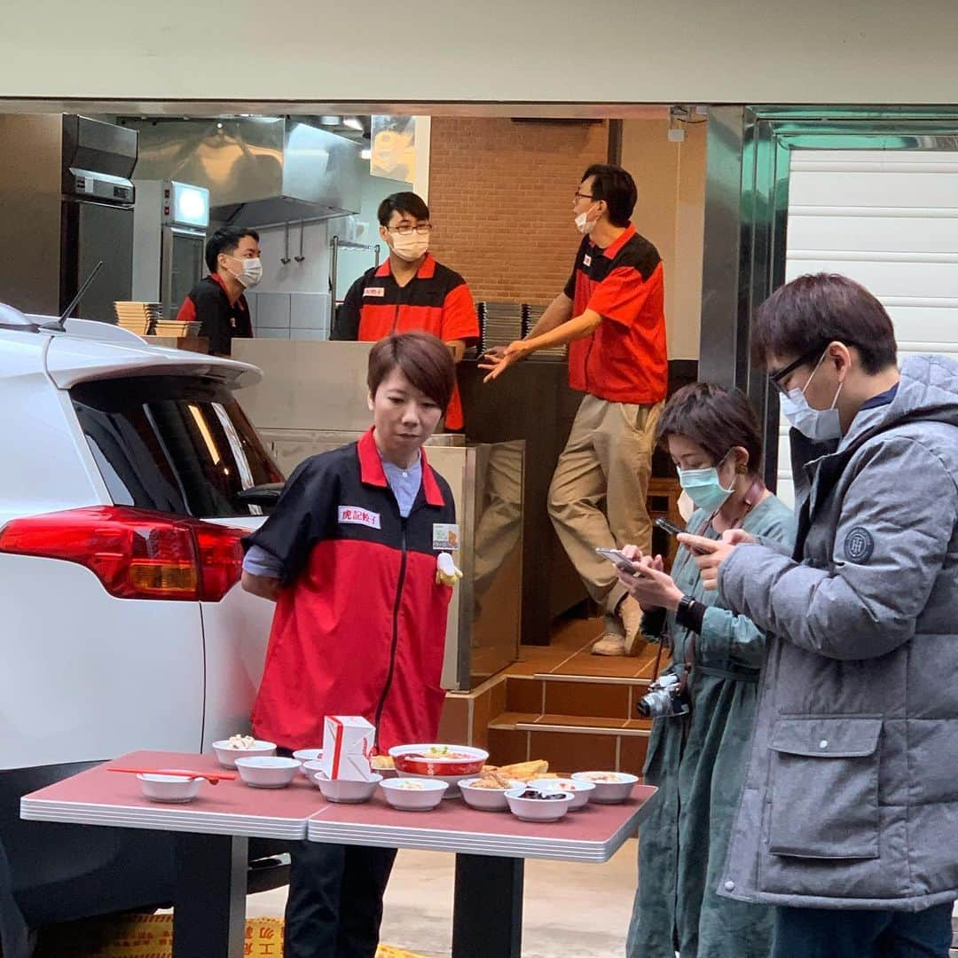 飲食店繁盛会さんのインスタグラム写真 - (飲食店繁盛会Instagram)「笠岡です。今日は台北。3／1オープンの新しいお店の最終チェックに来ています。有名ブロガーさんからの取材中。さすが有名ブロガーさん。写真は、プロ並みのこだわりです。 #飲食店繁盛会　#飲食店コンサルティング　#飲食店コンサルタント　#台湾　#台北　＃虎記餃子」2月5日 16時33分 - hanjoukai