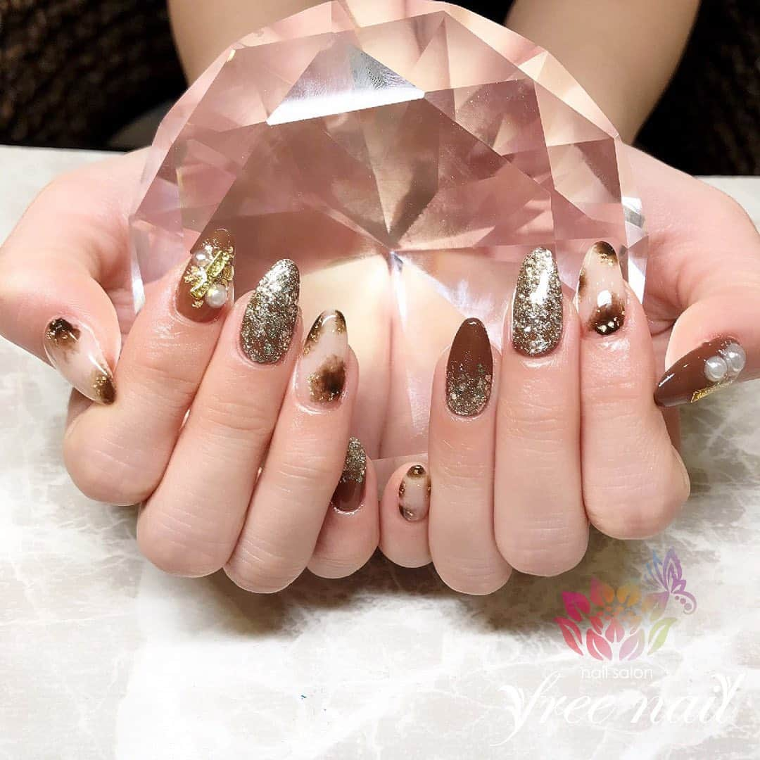 free nail フリーネイルさんのインスタグラム写真 - (free nail フリーネイルInstagram)「. お客様ネイル💅🏻⛄️✨ . ホワイトべっ甲ネイル🤎✨ . 大人おしゃれなブラウン🌝🤎 . ご来店ありがとうございました🙇🏻‍♀️🙇🏻‍♀️🙇🏻‍♀️💗 . #ネイルアート #ジェルネイル #ネイルサロン #大阪ネイルサロン #ネイルデザイン #ネイルチェンジ #べっ甲ネイル #ホワイトべっ甲 #グリッターネイル #パールネイル #ブラウンネイル #ホワイトネイル #デザインネイル #トレンドネイル #シンプルネイル #大人ネイル #冬ネイル #winternails #nailsart #nailsdid #美甲 #日式美甲 #日式美甲胶 #日本美甲师 #日本美甲老师 #美甲上课 #日本胶 #フリーネイル #freenail」2月5日 16時48分 - freenail_jpn