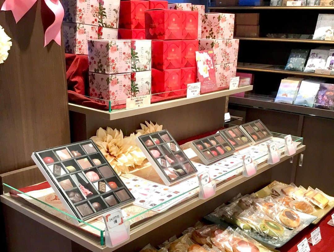 Salon de Royal Kyotoさんのインスタグラム写真 - (Salon de Royal KyotoInstagram)「皆さまこんにちは サロンドロワイヤル京都でございます🍫🍫🍫 ・ ・ ・ 今週の金曜日まで喫茶スペースを縮小しバレンタインの商品を沢山ご用意致しております♬♪ 普段当店に置いていない限定商品も多数ございます💡 この機会に是非お立ち寄り下さいませ♬ ・ ・ ・ ・ ・ ◎喫茶閉鎖期間等のご案内◎ . 演奏のお休み期間:2020/2/1(土)〜2020／2／14（金）の14日間  喫茶スペース縮小期間: 2020/2/1（土）～2020/2/7（金）  喫茶閉鎖期間：2020/2/8（土）～2020/2/14（金）の7日間 . 2/15（土）11時より通常通り営業いたします。 . バレンタインの期間中は店内混雑が予想されるため、喫茶を閉鎖し物販のみの営業をいたします。 喫茶のクローズに伴い生ケーキの取り扱いもございません。 皆様にはご迷惑をお掛け致しますが、ご理解とご協力の程お願い申し上げます。 . .  #サロンドロワイヤル京都店 #salonderoyalkyoto#サロンドロワイヤル京都本店#サロンドロワイヤル#salonderoyal#日本#japan#京都#kyoto#京都スイーツ#ボンボンショコラ #チョコレート #チョコ #ショコラ #chocolate #chocolat #chocolatier#salonderoyal＃サロンドロワイヤル京都#バレンタイン#valentine #バレンタインデー」2月5日 16時48分 - salon_de_royal_kyoto