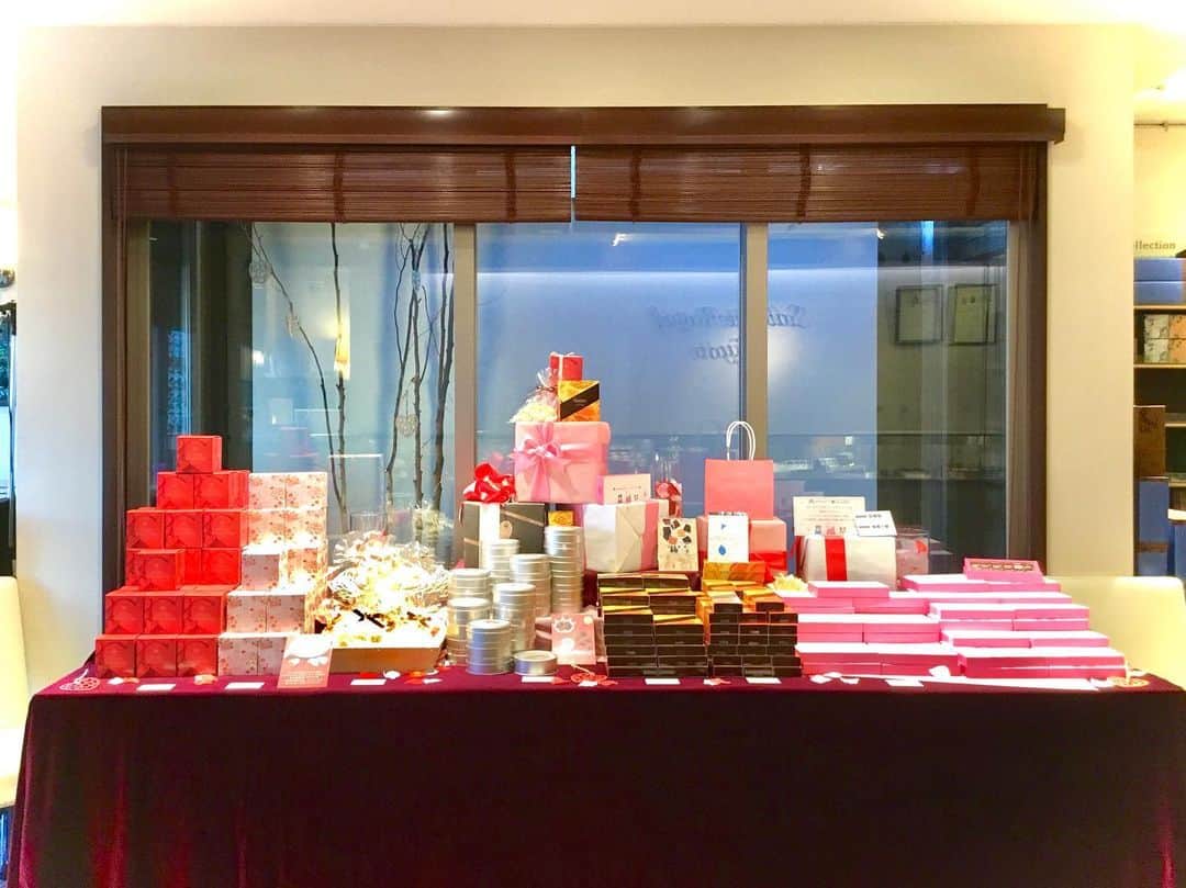 Salon de Royal Kyotoさんのインスタグラム写真 - (Salon de Royal KyotoInstagram)「皆さまこんにちは サロンドロワイヤル京都でございます🍫🍫🍫 ・ ・ ・ 今週の金曜日まで喫茶スペースを縮小しバレンタインの商品を沢山ご用意致しております♬♪ 普段当店に置いていない限定商品も多数ございます💡 この機会に是非お立ち寄り下さいませ♬ ・ ・ ・ ・ ・ ◎喫茶閉鎖期間等のご案内◎ . 演奏のお休み期間:2020/2/1(土)〜2020／2／14（金）の14日間  喫茶スペース縮小期間: 2020/2/1（土）～2020/2/7（金）  喫茶閉鎖期間：2020/2/8（土）～2020/2/14（金）の7日間 . 2/15（土）11時より通常通り営業いたします。 . バレンタインの期間中は店内混雑が予想されるため、喫茶を閉鎖し物販のみの営業をいたします。 喫茶のクローズに伴い生ケーキの取り扱いもございません。 皆様にはご迷惑をお掛け致しますが、ご理解とご協力の程お願い申し上げます。 . .  #サロンドロワイヤル京都店 #salonderoyalkyoto#サロンドロワイヤル京都本店#サロンドロワイヤル#salonderoyal#日本#japan#京都#kyoto#京都スイーツ#ボンボンショコラ #チョコレート #チョコ #ショコラ #chocolate #chocolat #chocolatier#salonderoyal＃サロンドロワイヤル京都#バレンタイン#valentine #バレンタインデー」2月5日 16時48分 - salon_de_royal_kyoto