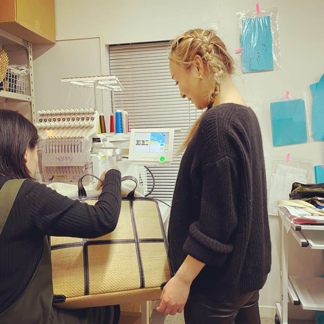 森田えりかさんのインスタグラム写真 - (森田えりかInstagram)「先日、ロンハーマンのイベントに先駆けて 私もアトリエでイニシャル入れ体験しました！  イニシャルのEMを入れる！とは早くに決まってましたがフォント! え〜4種類もある〜。 迷って迷って〜、うんー決めた！次は色、、難しい！！😚 普段から色選びに慣れてるはずなのに、いざバックに入る刺繍を決めるとなると色もパッとは決まらず。。。嬉しい悩み。実際店頭には入れれる対象バックが何種類もあるので、もっと迷うはず〜。 アトリエでスタッフに入れてもらうのをワクワク待ちました！ (スタッフは真剣なので、話しかけても余り無駄話はしてくれなかった、、、😂) 実際に機械が動いて、刺繍が完成されるまでは5〜6分ですが、 丁寧に糸の始末をして確認をしてから受け取りです！ たくさんの針が動く勢いは、実際に見ると目が離せなくなるほど興味深いです。(2人でしばし沈黙) 完成〜。やっとスタッフもにこり。私もにこり。イニシャル入りって嬉しい！愛着が増しました。  ぜひ、ぜひ今週末からスタートするロンハーマンのイベントにて イニシャル入れを楽しんでください〜！※今週末はロンハーマン二子玉川店です！二子玉川店では週末スムーズにお客さまに刺繍バックをお渡しできるようアポイントも承っています！お電話にて予約してください。また、予約がなくても当日フラッといっても購入、刺繍入れはできます！(その場合お渡しが後日になる場合もあります！) @ronhermanjp @ludlow_official #ronherman #ludlow」2月5日 16時48分 - erikaricottamelon