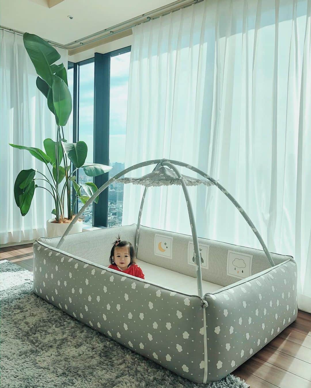 谷口紗耶香のインスタグラム：「new #bumperbed  #バンパーベッド 🛏❣️ @vivi_baby.official  で見つけたよ🧸 動画もあるから　見てみて🤘🏽 ・ もう、ノアちゃんは　動きたい盛りで ハイハイしながら何処でも行って イタズラばっかりするの！笑 ・ トアくんの時に　柵　のサークルは買って設置したんだけど、つかまり立ちして顔ぶつけたりしちゃっててさ💦 #クッション素材  で　サークルで、 大きくて、ぶつけても痛くなくて、硬い素材のものって無いかなぁ。って思ってたら‼️ あったの‼️😂♥️ ・ つかまり立ちしても　ヘニョってならない硬さ！　広い！　しかも大人も寝れる！笑✨ もうむちゃくちゃ　便利㊗️ #japanesemodel#sayakataniguchi#shooting#kawaii#girl#mama#instafashion#japanese#today#cute#拍照#可爱#今天的衣服#谷口紗耶香#时尚#패션#귀엽다#일본인#촬영#親バカ部#ママリ#ママ#子育て日記#子育て」