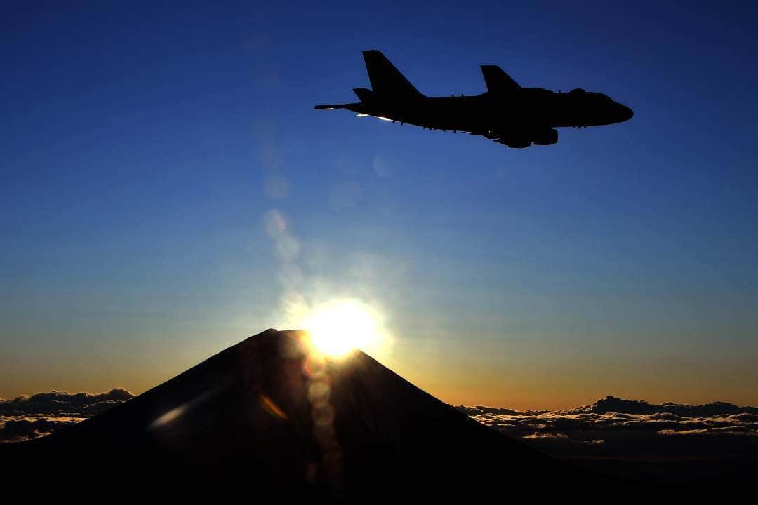 海上自衛隊さんのインスタグラム写真 - (海上自衛隊Instagram)「～ダイヤモンド富士～ 1月31日、Ｐ－１哨戒機（厚木）が訓練飛行中、富士山の山頂と朝日が重なり、ダイヤモンド富士を見ることが出来ました。  #海上自衛隊 #JMSDF #p-1 #mtfuji #富士山 #ダイヤモンド富士 #diamondfuji #君に見せたい景色 #海自はいいぞ」2月5日 17時18分 - jmsdf_pr
