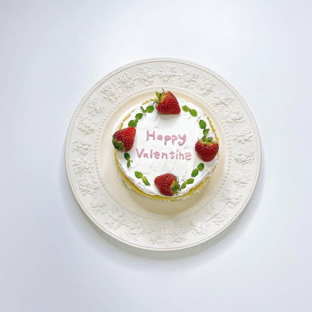 安中芙美さんのインスタグラム写真 - (安中芙美Instagram)「ㅤㅤㅤㅤㅤㅤㅤㅤㅤㅤㅤㅤㅤ ㅤㅤㅤㅤㅤㅤㅤㅤㅤㅤㅤㅤㅤ バレンタインのYouTubeはもう見てくれましたか🧁？ ㅤㅤㅤㅤㅤㅤㅤㅤㅤㅤㅤㅤㅤ 作るの楽しい、食べるの美味しい💝 盛り付け方法は、YouTubeみてね🍽 お家カフェ楽しかったなぁ ❤︎❤︎ ㅤㅤㅤㅤㅤㅤㅤㅤㅤㅤㅤㅤㅤ #バレンタイン #お家カフェ #ケーキ作り #ショートケーキ」2月5日 17時10分 - fumitwinsworld