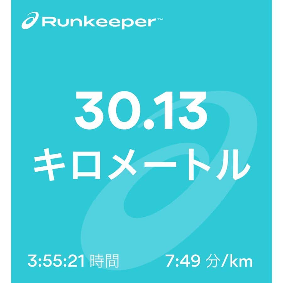 平川彩佳さんのインスタグラム写真 - (平川彩佳Instagram)「. はじめての30kmラン。 東京マラソン前に 一回は走ろうと決めていたので 春の様な陽気だった今日、 走ってきました。 . 感想は、つかれた。 ただ、小学生の頃に プールで思いっきり 遊んだときに残る 心地よい疲労感を感じております。 . 20kmくらいまでは さほど辛なくなかったのですが、 20km過ぎたあたりから 足首が痛くなってきたのと、 とても疲労感、空腹感を 感じるようになりました。 そして、最後数キロは ほぼ散歩状態に。。。 フル完走はなかなか大変そうだなと 感じた30km走でした。 . ちなみに、 長距離ランの好きなところは、 当たり前なのですが 消費カロリーが多いので たくさん食べても太らないところ。 食べるのが好きな私にとっては、 凄く嬉しい。 今朝も走る前は、 バターをたっぷり塗った 食パン一斤をたいらげ、 帰ってきてからは ごはん、お茶碗二杯いただきました。 . #食べるために走る #飲むために走る」2月5日 17時12分 - hirakawa_ayaka