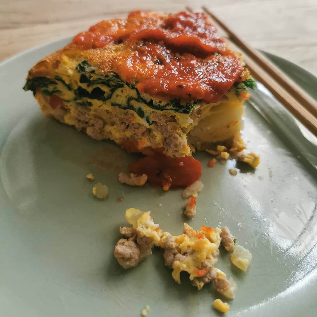 脇田恵子のインスタグラム：「スパニッシュオムレツ😇❤️。 子どもの頃から卵料理はコレ！  具の少ない味噌汁も具の入ってない玉子焼きも苦手なんだ😀  出汁が効いてて美味しいやつは好きだけど、甲状腺疾患抱えてる私にとっては外で食べる何出汁なのか分からない玉子焼きや味噌汁は安心して、美味しく頂けないのです。 けっこう昆布とか海藻って和食には馴染みが深いから難しいところだよね🤔。 海藻大好きで食べまくってた私からすると控えないといけないのが結構きつい😇。 色々体調が優れないことが多くて食を見直すところから料理を始めたんだけど健康を気遣って行くとどんどんシンプルに質素になってしまうね🤔  食生活とか色々皆興味持ってくれてるから小出しに出していくんでよろしく😁」