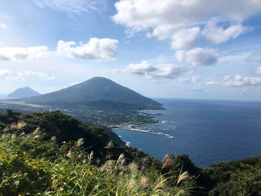 尾崎愛さんのインスタグラム写真 - (尾崎愛Instagram)「続いて八丈島も公開になりました✈️ https://www.onestory-media.jp/post/?id=3442&title_id=3897&_token=b3dc28b5458db6be2f732e58378907c4e5826e8e  個人的には、取材最終日に立ち寄ったお店で小中学校の同級生が働いていて、偶然にもほぼ20年ぶりの再会を果たしたというのが一番の衝撃...🤔🤔！ #八丈島 #伊豆諸島 #島 #旅 #onestory #travel #japan #hachijojima #nature #photography」2月5日 22時49分 - aiozaki0422