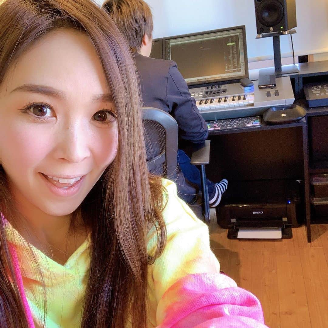 愛内里菜のインスタグラム：「着々と﻿ アルバム曲　仕上がってきてる🌈💪✨✨﻿ ﻿ ﻿ 10年振りのアルバム🤭❗️﻿ ﻿ 愛内時代から携わってくれている﻿ 石井健太郎さんが﻿ 作曲、編曲、ミックスまで﻿ オールプロデュース✨✨﻿ ﻿ めっちゃ良い仕上がりになってきてる😆﻿ ﻿ ﻿ ﻿ ✨活動20周年記念✨﻿ YouTube開始！チャンネル登録よろしくね😆﻿ 愛内里菜は「R」であ〜るチャンネル﻿ 「歌ってみた」﻿ https://youtu.be/N97mieWf2eg﻿ ﻿ 「解説編」﻿ https://youtu.be/v1RW058Oubs﻿ ﻿ ﻿ TikTokも開始！フォローよろしくね😆﻿ R_愛内里菜﻿ https://www.tiktok.com/@r_aiuchirina_official﻿ ﻿ ﻿ #歌ってみた﻿ #Cover﻿ #弾いてみた﻿ #カラオケ﻿ #ライブ﻿ #愛内里菜 改め#R として #歌手 再始動﻿ #垣内りか #垣内倶楽部 #バンド #バンド名 ﻿ #ライブハウス #ライブ #一体化 #絆 #盛り上がりたい #会いたい﻿ #感謝 #リスタート #アニバーサリー#20周年﻿ #YouTube﻿ #ユーチューバー#TikTok﻿ @kentaroishii1981﻿ #レコーディング」
