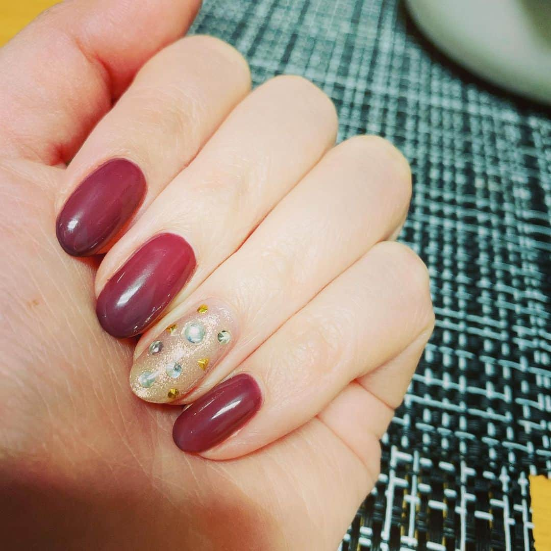 岡村咲さんのインスタグラム写真 - (岡村咲Instagram)「#newnails #saki_nails 写真では赤に見えるけどパープル掛かったダークブラウンです🍫混ぜ混ぜして作った色だよー💅」2月5日 17時27分 - sakiokamura_official