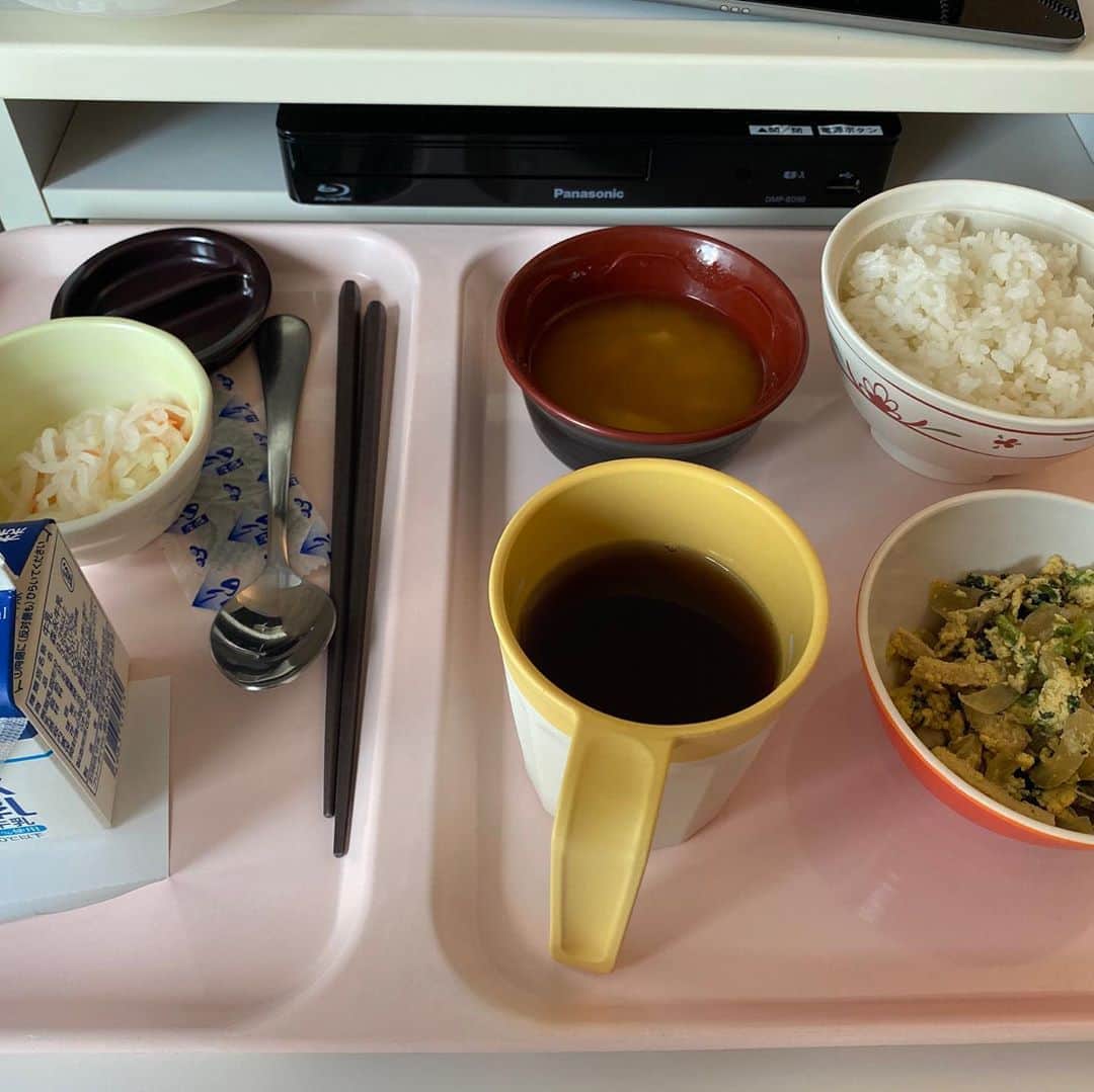 のインスタグラム：「流石に今日の朝食は少なすぎたので買い足す(笑)。 #病院食 #入院 #コンビニ」