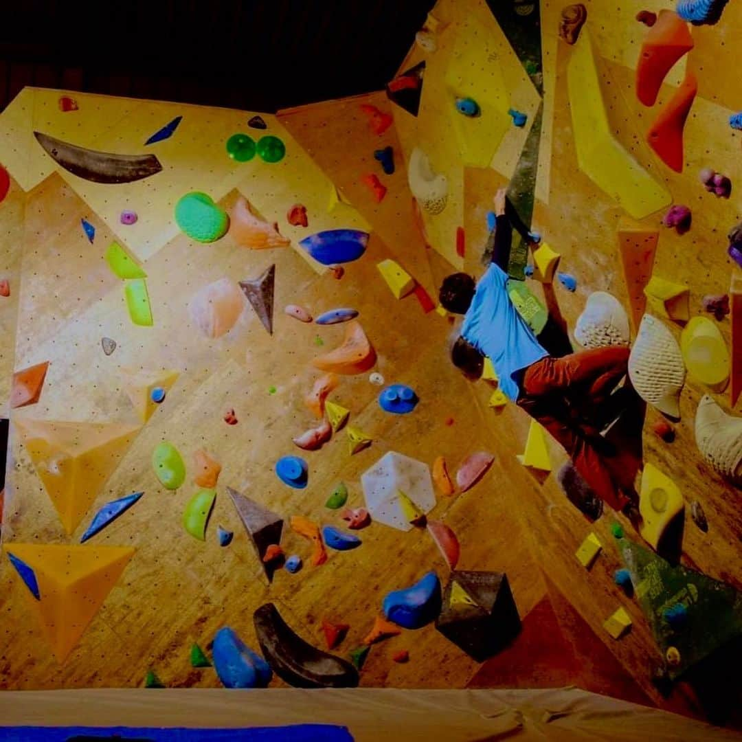 伊東秀和さんのインスタグラム写真 - (伊東秀和Instagram)「@limestone_climbing 🌈 旬の壁✨ゲストセッターとしてセットしてきました！ライムストーンでのセットは初✅ 4級から2段までセット！岩を登る方が多いという事で、そのあたりも意識してセットしました✨登る事で調子上がるはずです⤴️👋 特に3級、2級あたりは充実してますよ！保持系からダイナミック＆テクニック系まで、ラスト一手まで気が抜けずに楽しめるはずです💥😁自分の課題はスタートにサイン入れてます！ 1ヶ月期間限定の旬の壁🌟昨日からスタート！楽しんでくださいね🌈 @orientalbio1991 @mammut_japan @camp1889 @skya_cs_sports_tv  #ライムストーンクライミングクラブ #旬の壁 #ヒデスク #climbing #lesson #bouldering #boulderinglife #enjoy #training #成長 #緊張の一手 #楽しんで #期間限定」2月5日 17時28分 - hide9a2019