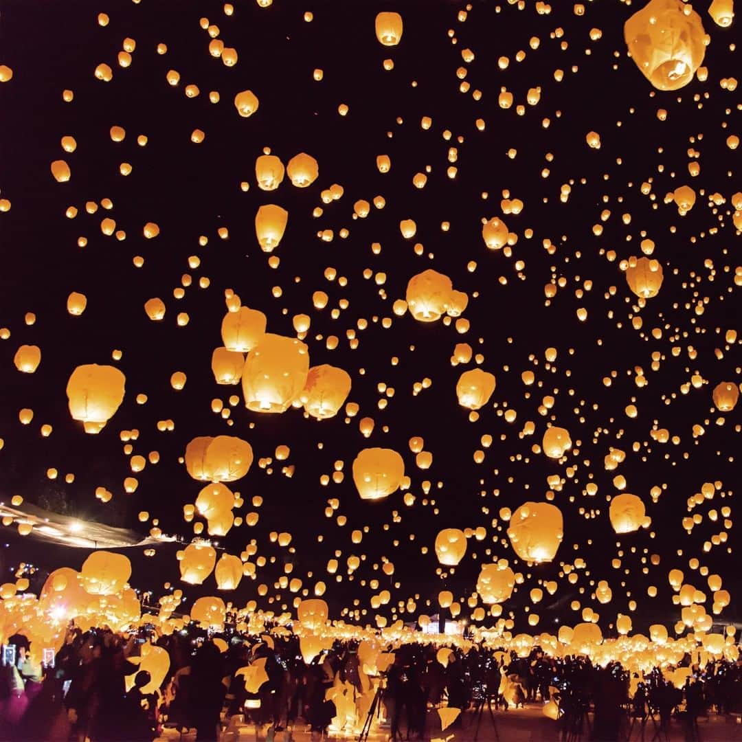 JALさんのインスタグラム写真 - (JALInstagram)「. Tsunan Snow Festival Sky Lanterns create a fantastically beautiful aura at night. #TogetherThisFebruary  #つなん雪まつり のスカイランタン❄️ ランタンの光がつくりだす幻想的で美しい世界💫 . . Post your memories with #FlyJAL  #JapanAirlines  #japan #niigata #heartwarming」2月5日 17時29分 - japanairlines_jal