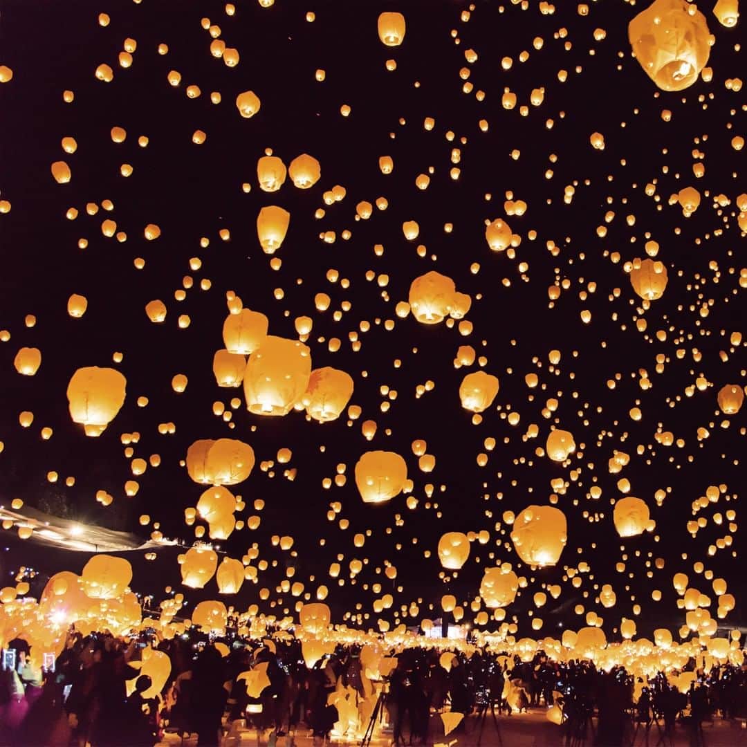 のインスタグラム：「. Tsunan Snow Festival Sky Lanterns create a fantastically beautiful aura at night. #TogetherThisFebruary  #つなん雪まつり のスカイランタン❄️ ランタンの光がつくりだす幻想的で美しい世界💫 . . Post your memories with #FlyJAL  #JapanAirlines  #japan #niigata #heartwarming」