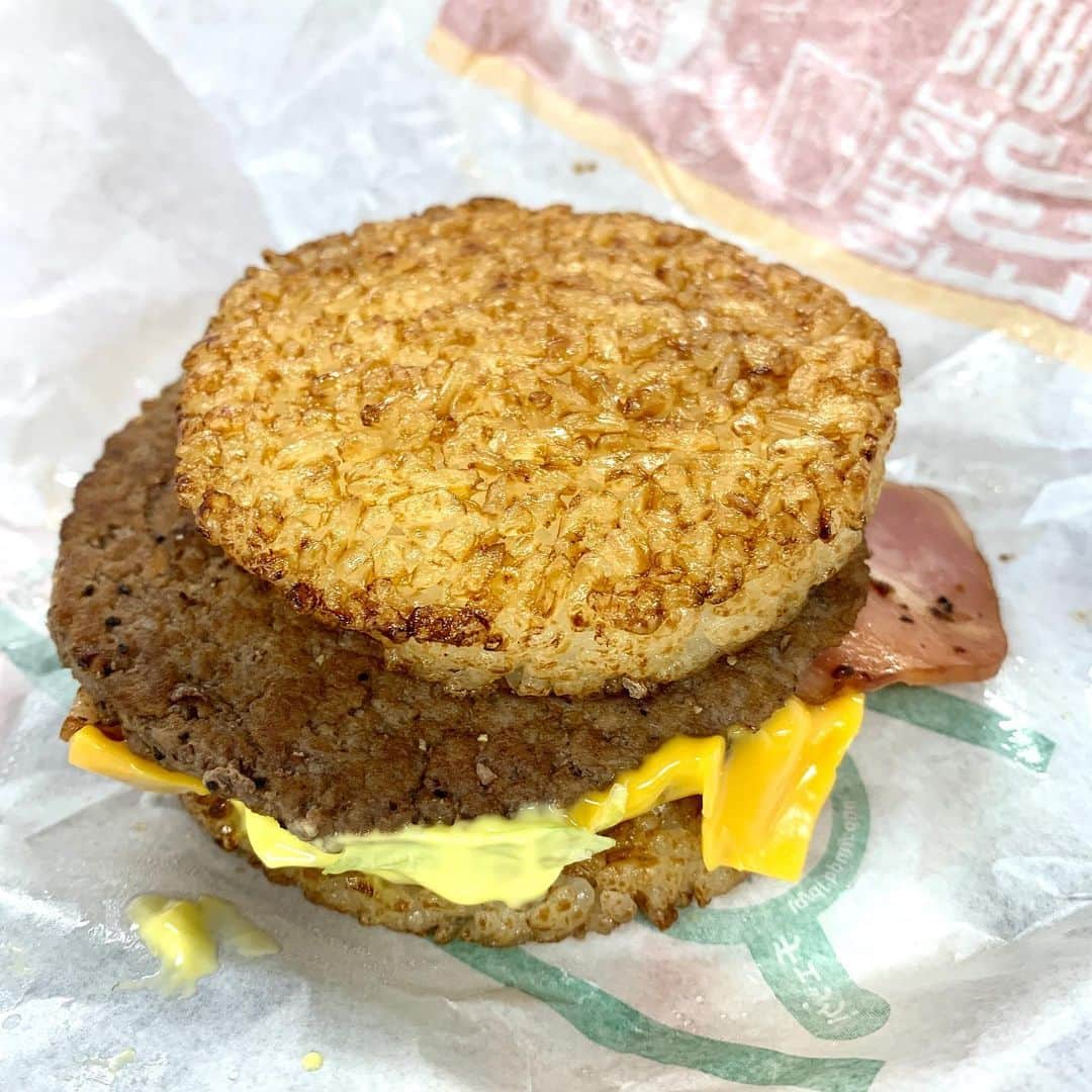 鹿野淳のインスタグラム：「今日の17時からマックのごはんバーガーが販売開始されると、社員が勇んで買いに行ってくれた。 一番無理がありそうなベーコンチーズを敢えて頼み食べたが。。。 美味いとは言えないがクセになる（笑）。 ベーコン ハンバーグ レタス チーズ マスタードソース ご飯 以上。  コスパは低いが禁断性が高く、もっと〜。結局ご飯の誘惑は無敵だ。」