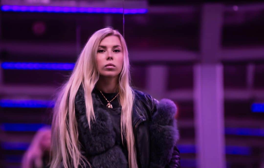 ALINA AKULAのインスタグラム：「Сияю снаружи, потому что бокал шампанского внутри✨ Впрочем, ничего нового)  За фото спасибо @petrikovvitaly」