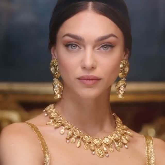 Zhenya Katavaのインスタグラム：「Модная мода 🖤 @dolcegabbana」