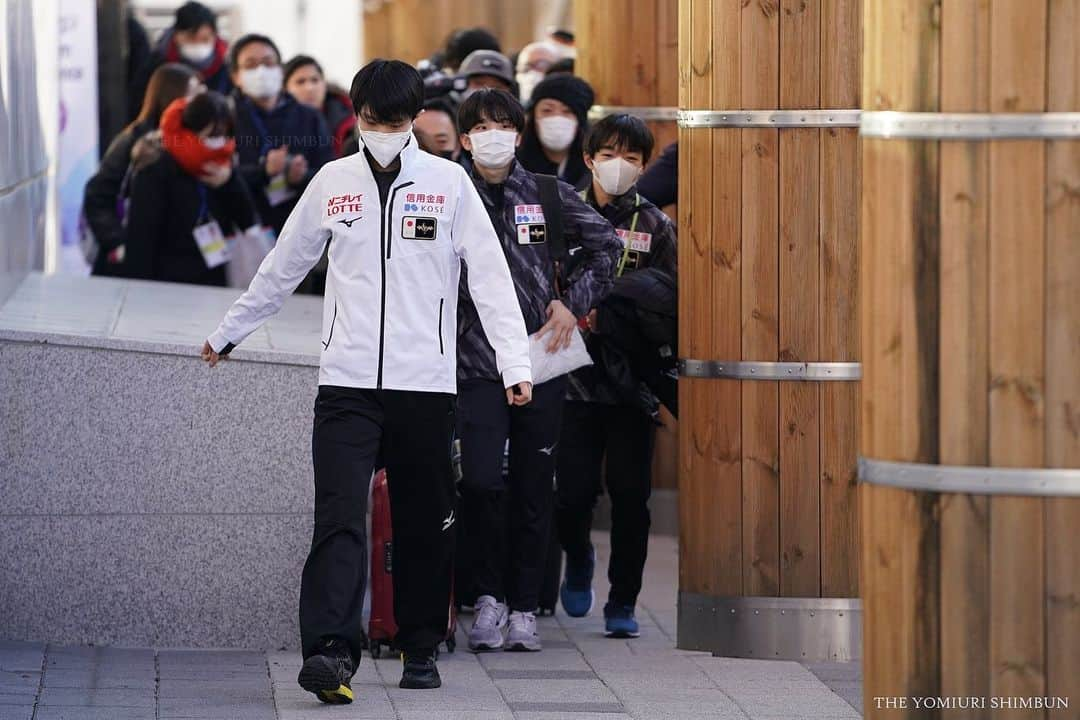 羽生結弦さんのインスタグラム写真 - (羽生結弦Instagram)「羽のネックレスだ✨ Cr. 読売新聞 Quadruple Axel 編集部 日刊スポーツ #羽生結弦 #yuzuruhanyu #figureskating #figureskater」2月5日 17時56分 - yuzu_kanami