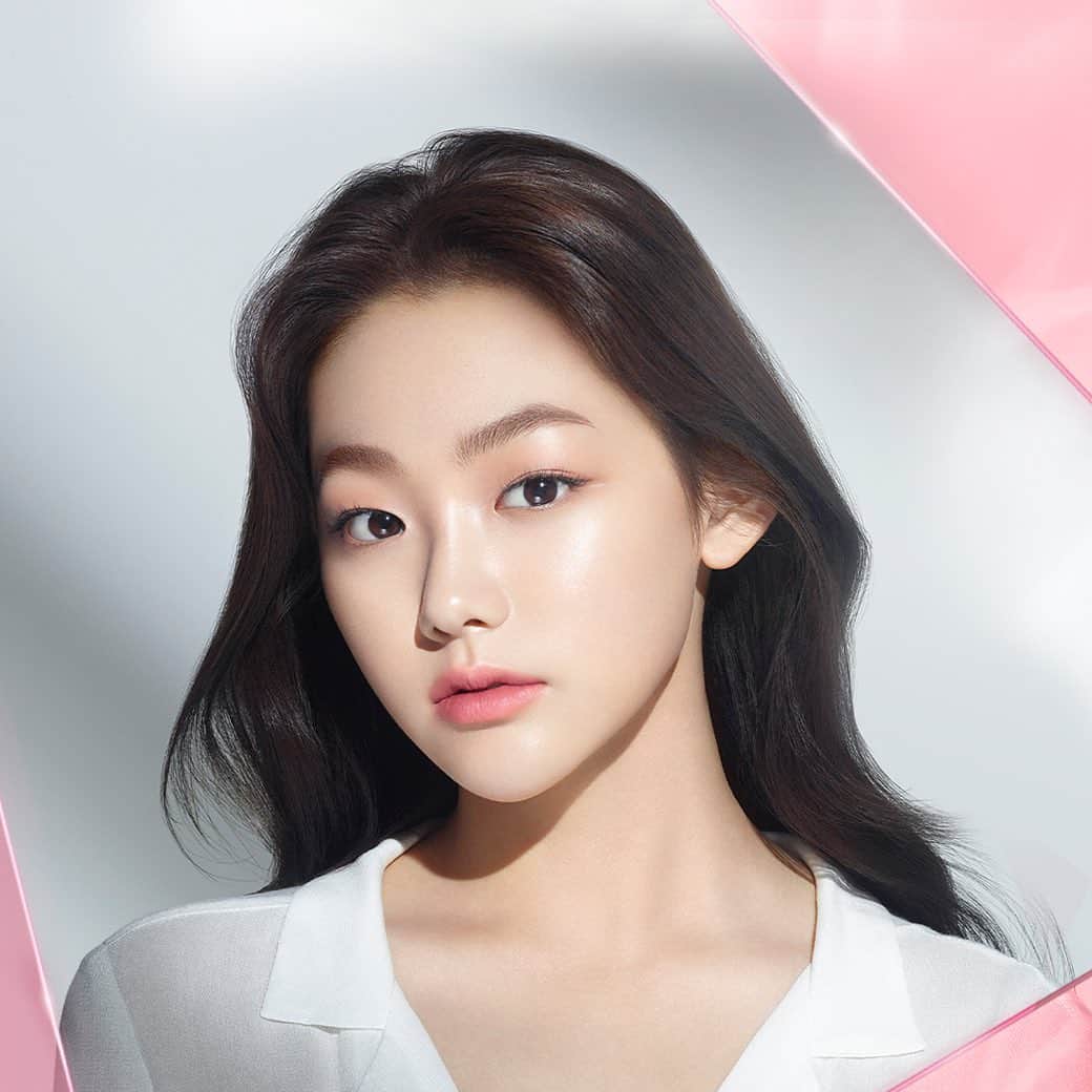 M∙A∙C Cosmetics Japanのインスタグラム：「ライトフル C シリーズで手に入れる、スポットライトをフルに浴びたような輝くツヤ肌✨﻿ 透明感のあるツヤマット肌を演出する「ライトフル C+ SPF 30 ファンデーション」をチェックして。 ﻿ ﻿ ﻿ 【期間限定キャンペーン開催中】﻿ お好きなファンデーション製品を含む8,250円(税込)以上お買い上げの方にはオリジナルLEDミラー(数量限定)をプレゼント🎁﻿ LEDミラーはスワイプして2枚目をチェック👉 ﻿ ﻿ ﻿ ※なくなり次第終了。プレゼントが在庫切れになった場合、在庫切れのプレゼントはお渡し出来ませんのでご了承ください。﻿ ※プレゼントはM・A・C公式オンラインショップ、店頭共にお1人様1会計につき1個までとなります。﻿ ※M・A・C公式オンラインショップにおいて、プレゼントがショッピングカートに表示されますのでご確認ください。ショッピングカートに表示されない場合は、在庫切れとなります。 ﻿ ﻿ ﻿ #MACLightfulC #SpotlightReady #MACライトフル #MACCosmeticsJapan #MACコスメ #MACCosmetics #コスメ #メイク #ファンデ #ファンデーション #リキッドファンデーション #パウダーファンデーション #クッションファンデーション #ベースメイク #カバー力 #ツヤ肌 #ツヤ #テカらない #makeup #basemakeup #cosmetics #foundation #beauty﻿」