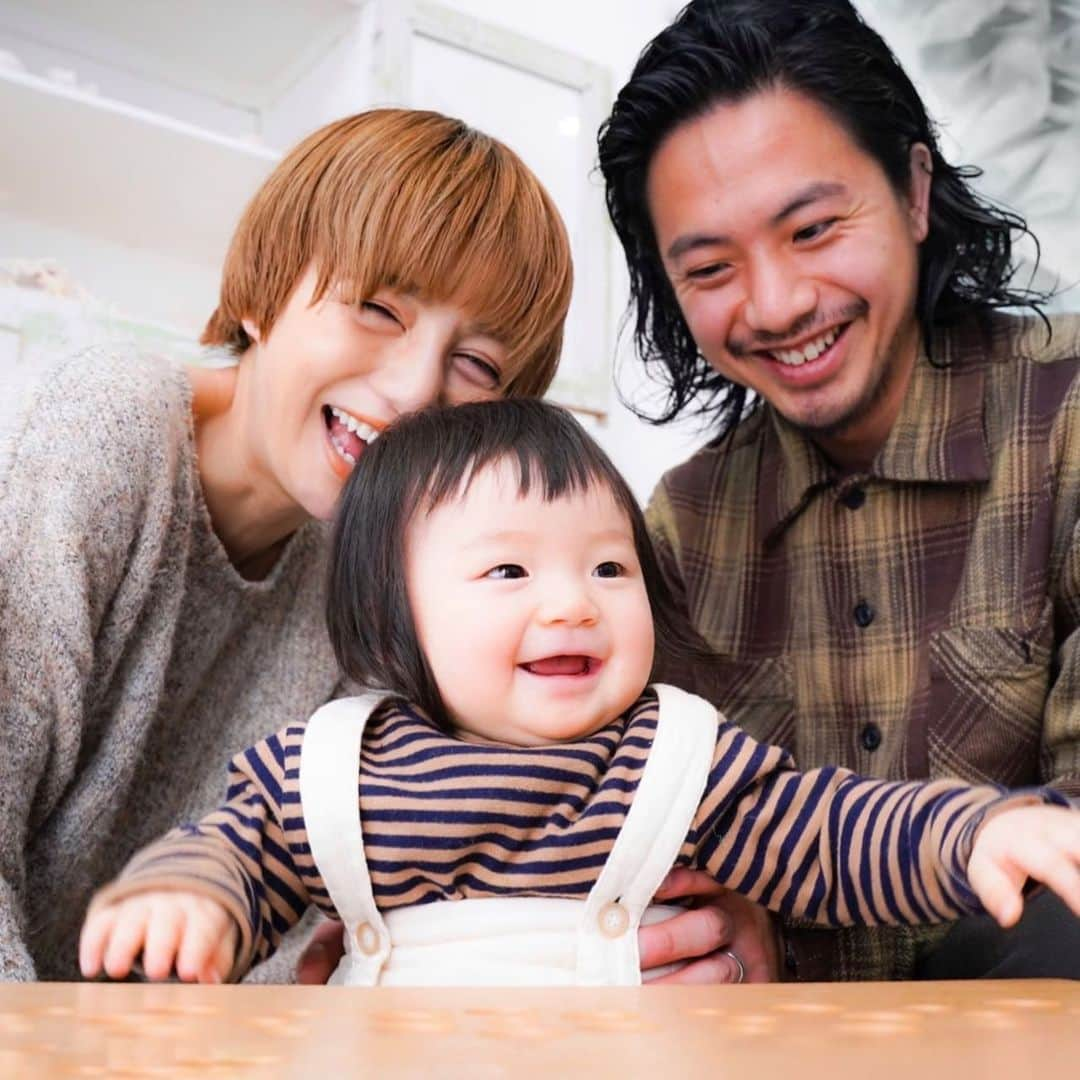 長谷川あやさんのインスタグラム写真 - (長谷川あやInstagram)「👨‍👩‍👧👨‍👩‍👧👨‍👩‍👧 #令和ベイビー#生後8ヶ月#0歳#赤ちゃんのいる生活#新米ママ#女の子ママ#小夏のいる生活#親子コーデ#家族写真 ・ ・ ・ とある撮影のおまけで撮ってもらった家族写真💛 ・ 写真がめちゃくちゃ苦手なパパが急に 『小夏いるし撮るかな〜』 とかいいだして娘パワーすごい😃笑 ・ おちびと一緒の撮影って なかなかむずかしいよね‼️笑 （ちゃんと撮れたかなーって思ってた3枚目の写真は 顔に思いっきりおもちゃ押しつけられてるし🤣） ・ とってもいい思い出になりました😋✌️💓」2月5日 18時04分 - ayasuke_0516