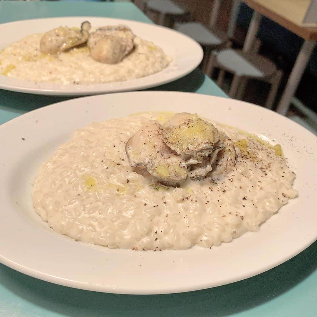 吉川ちかさんのインスタグラム写真 - (吉川ちかInstagram)「大好きなお店 渋谷パッチョへ 一年ぶりに行きました🥺💓 ． ここの生牡蠣は濃厚だし新鮮だし めちゃくちゃ好きなのだ🙌 ． あとは牡蠣のリゾットは 本当に濃厚で激うま🤣💕 絶対食べて欲しいレベル!! . ⚠️ちなみに近くに移転してるから 間違えないようにね！ . #牡蠣#オイスター#オイスターバー#生牡蠣#リゾット#パッチョ#渋谷#おすすめ」2月5日 18時14分 - yoshikawachika_1116