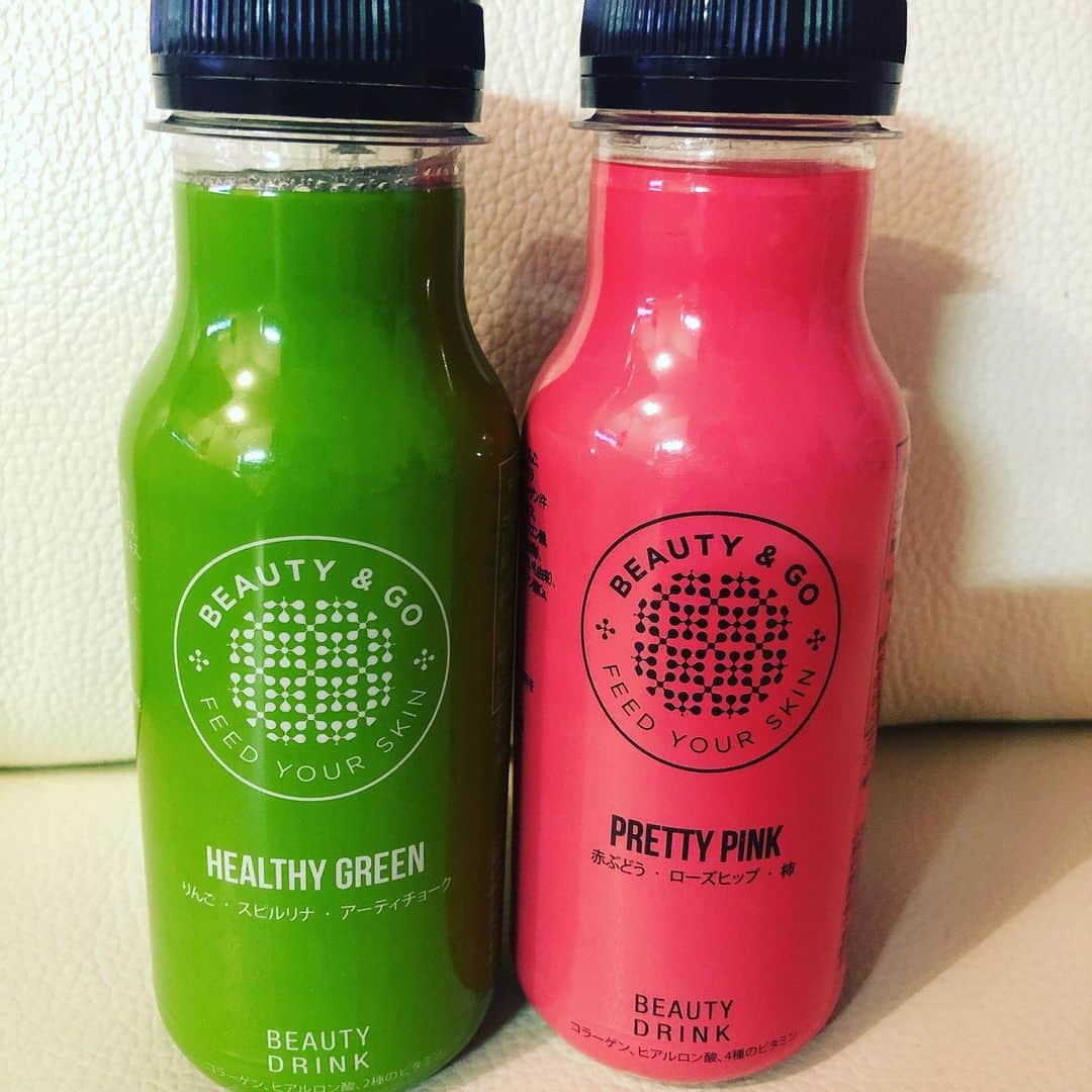 のインスタグラム：「#抗酸化ドリンク のBeauty & Go ❤️ スペイン発症の美容ドリンクで ヨーロッパでのセレブの間で今流行ってるそう💕 特徴は MACRO-antioxidants （マクロアンチオキシダント）という オレンジとザクロの皮から抽出された独自の #抗酸化マクロ分子 を配合していることらしい😊 この#マクロアンチオキシダント は食物繊維と結合し、水に溶けにくいという性質から 摂取後6-8時間ほど体内にとどまるそう😉 通常の抗酸化物質が だいたい２時間程度で排出される ことを考えると 約3-4倍。（スペイン再際の研究機関CSICで証明済） つまり 他の抗酸化物質より3ー4倍の持続効果があるとのこと✨ もちろん保存料などのケミカルな添加物はなく、 かつ常温で半年もつのも魅力🤩 見た目もかわいいし味ももちろんよし😍 #beautyandgo  #抗酸化美容ドリンク #美容ドリンク #美容アンチエイジング専門医 #黒田愛美」