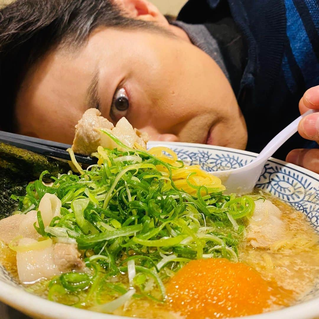 安田顕のインスタグラム：「肉そば！クセになる！ 求めていたラーメン、見つけちゃった。 大満足ヽ(´▽｀)/ 現場戻りまーすっ。 #アリバイ崩し承ります #睨み飯」