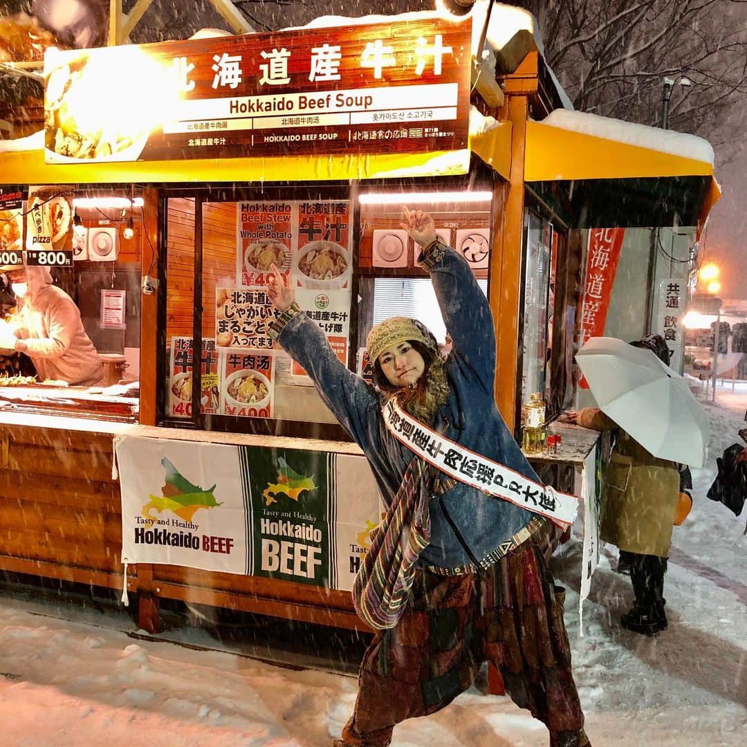 のインスタグラム：「【北海道産牛肉応援PR大使な食活】  北海道産牛肉応援PR大使のアンジェラです！  さっぽろ雪まつり始まりましたね！ 雪まつりといえば毎年恒例の美味しいイベント！大通り六丁目会場「北海道産牛肉ブース」で北海道が誇る道産牛をたっぷり使用した道産牛汁を販売しちゃいまーす！  道産牛汁を食べるとお腹も心もぽっかぽか！  私は2月8日(土) 9日(日) 13:30～17:00くらいまで出番です！ 会場で大きな声でテンション上げまくりで道産牛のPRしようと張り切ってます！(￣▽￣)ﾆﾔﾘｯ  美味しくて食べると心とお腹がほっこりする。北海道の美味しさがギュギュッとつまった「道産牛汁」 是非大通り六丁目会場北海道産牛肉のブースに足をお運びください！」