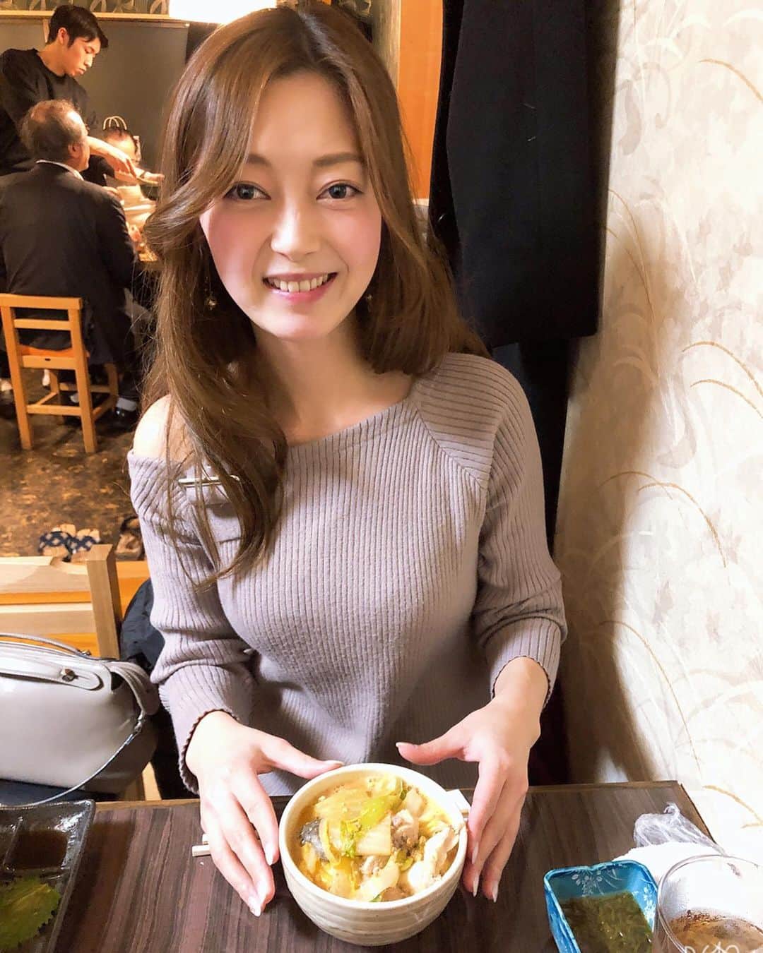 山下莉奈さんのインスタグラム写真 - (山下莉奈Instagram)「初めて食べたあんこう鍋🐠！！ 皮がプルプルなんだね！ 不思議な食感でした🙄✨✨ ほていさんは雑炊が有名らしく✨ 美味でした✨  #あんこう鍋 #ほていさん #月島」2月5日 18時41分 - rinayamashita
