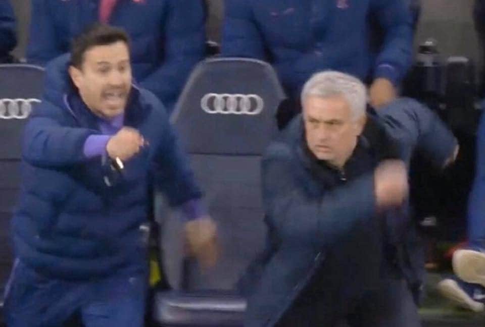 カルロス・テベスのインスタグラム：「When your mate tells you it’s last orders at the bar... 🏃‍♂️😂」