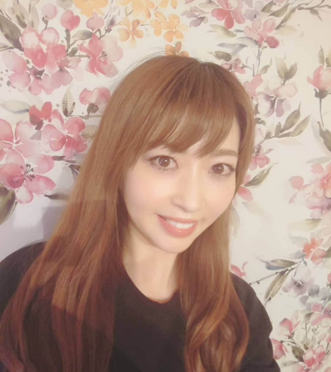 のインスタグラム：「. 先日、弟夫婦宅へ遊びに行ったとき、 カーテンが可愛くて写真撮っちゃったw😉✨ . 私の好きな花柄🌼 . お家も素敵でした❣️ . 早く春になってほしいですね🎵 明日からまた寒いみたいです😥 . 手洗い＆うがいを忘れずに、体調に気をつけてくださいね‼️ . . #カーテン #おしゃれカーテン #花柄 #花柄好き #いいね歓迎 #pleasefollowme #instagood #手洗いうがい #健康第一 #気をつけて #❤️ #❣️ #🍀 #🎵 #✨ #happy #goodday」